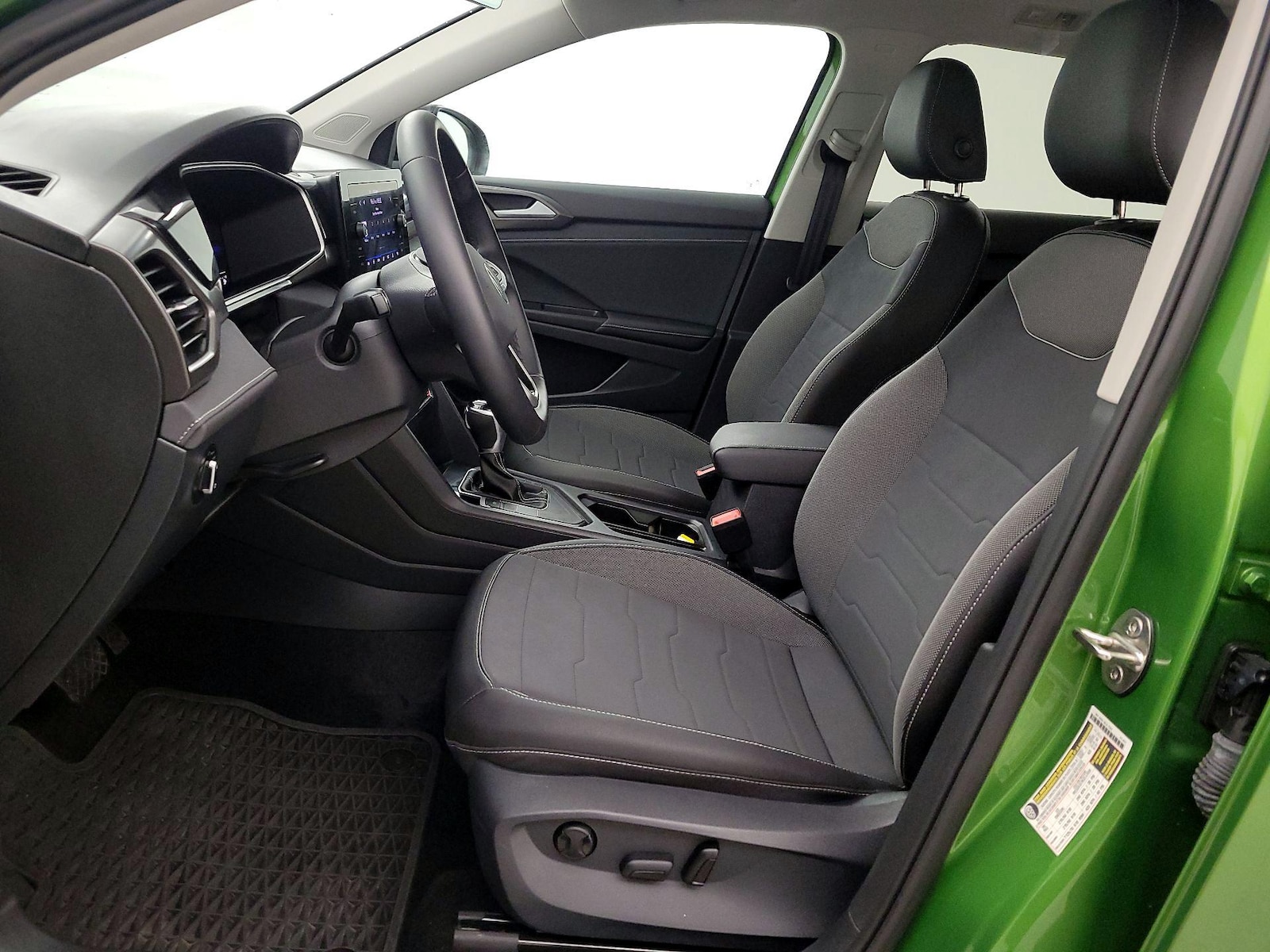2025 Volkswagen Taos SE Black - Photo 12