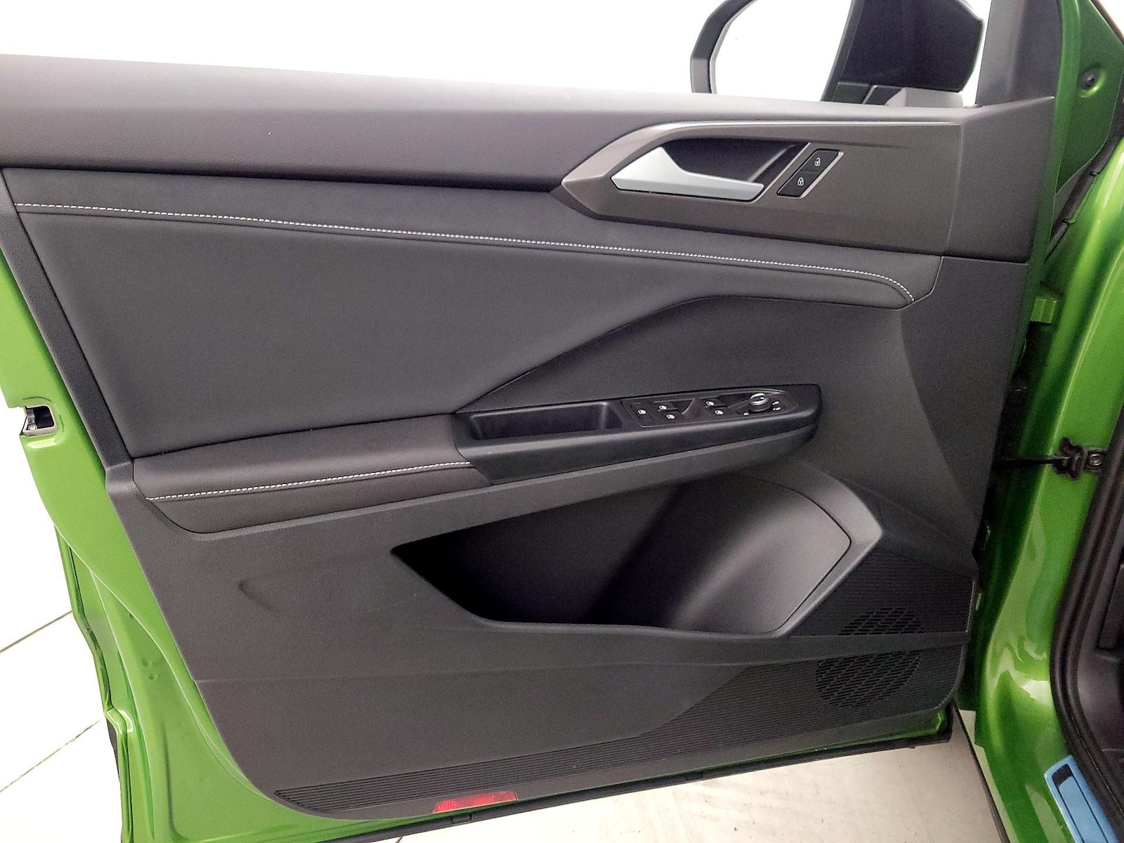 2025 Volkswagen Taos SE Black - Photo 13