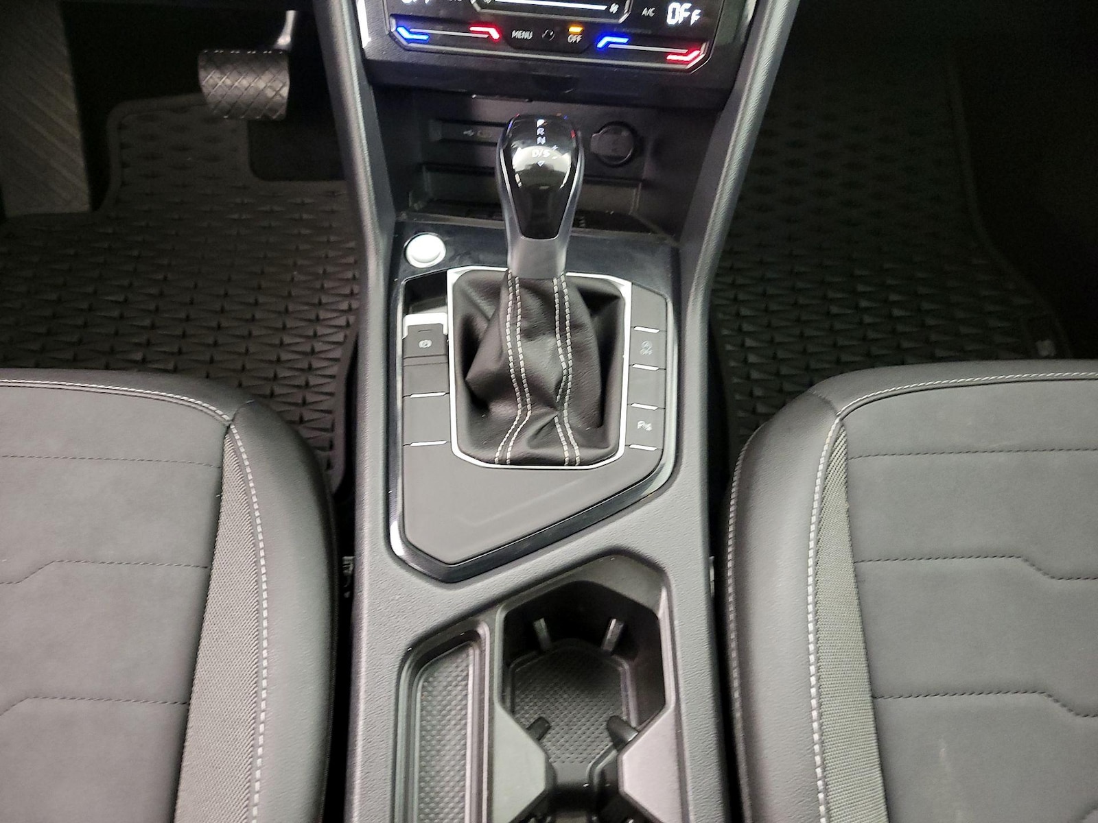 2025 Volkswagen Taos SE Black - Photo 18