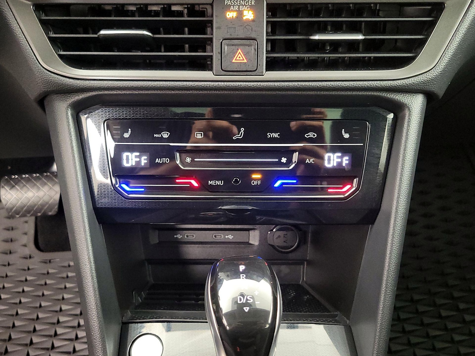 2025 Volkswagen Taos SE Black - Photo 17