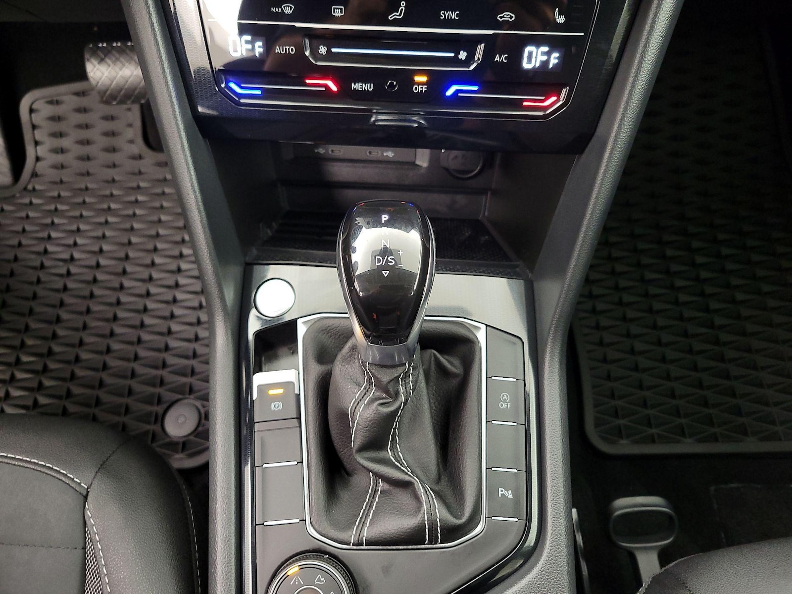2025 Volkswagen Taos SE Black - Photo 18