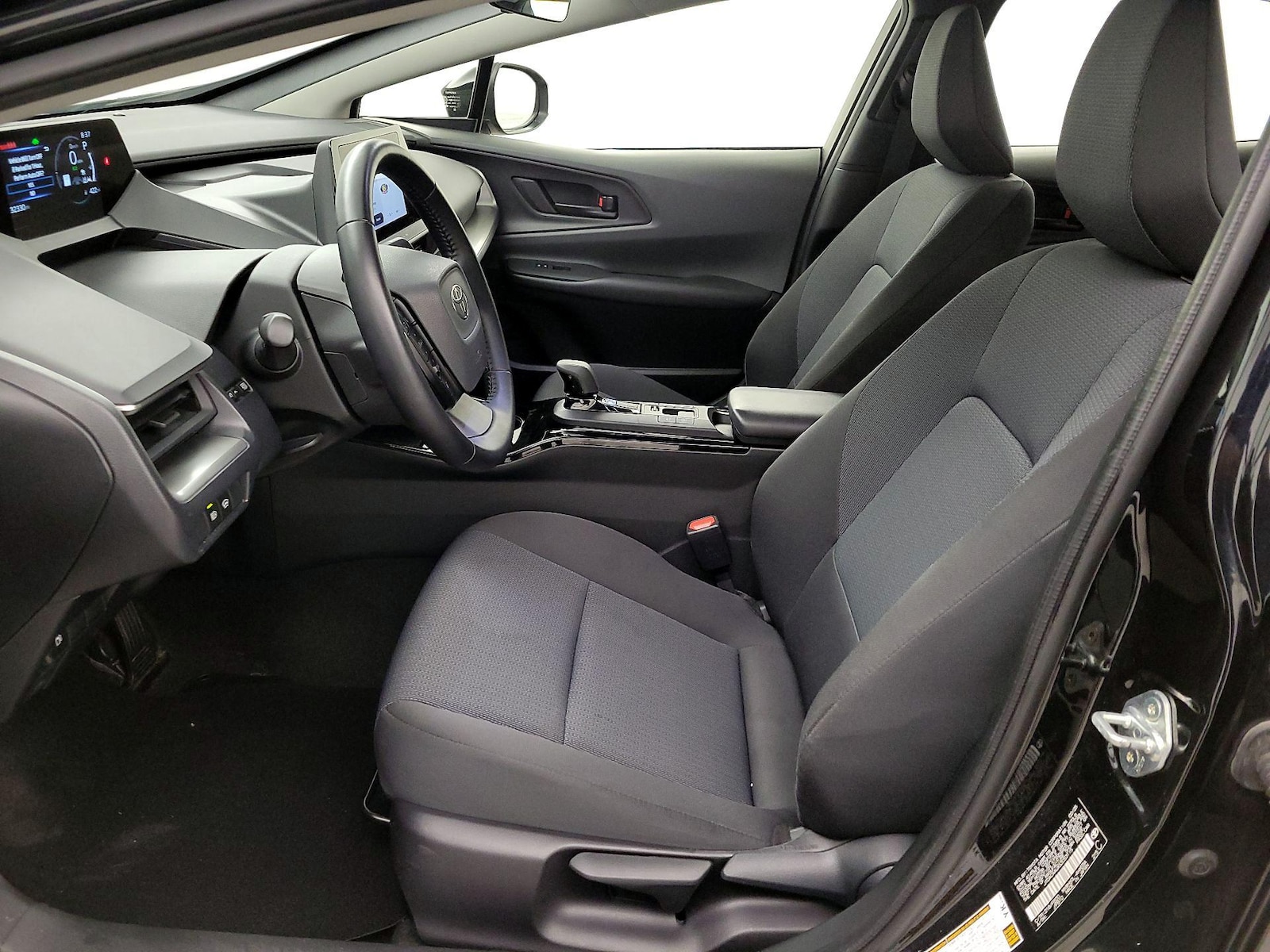 2025 Toyota Prius LE - Photo 12