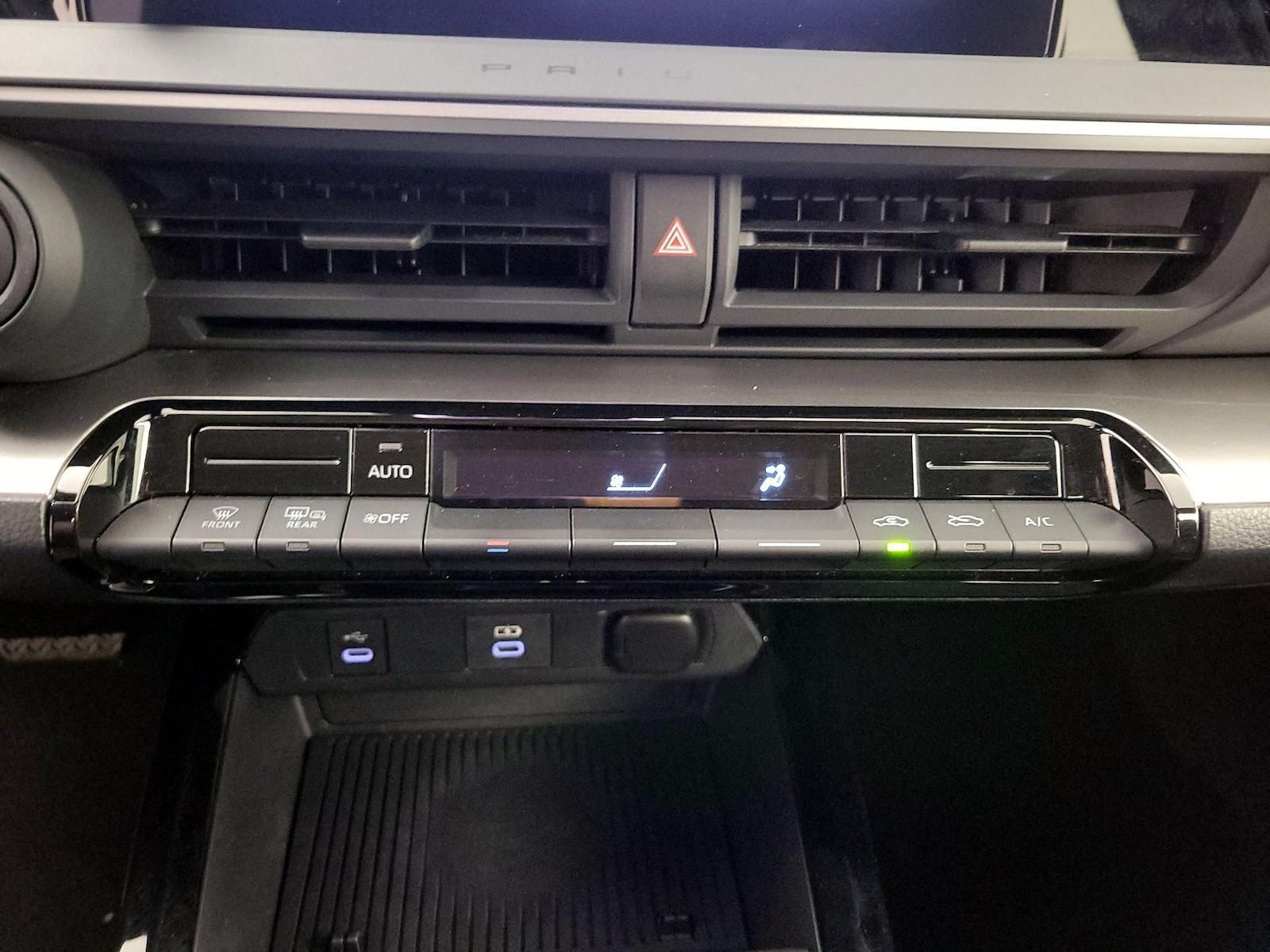 2025 Toyota Prius LE - Photo 17