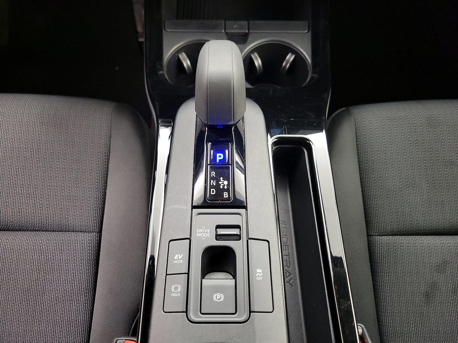 2025 Toyota Prius LE - Photo 18