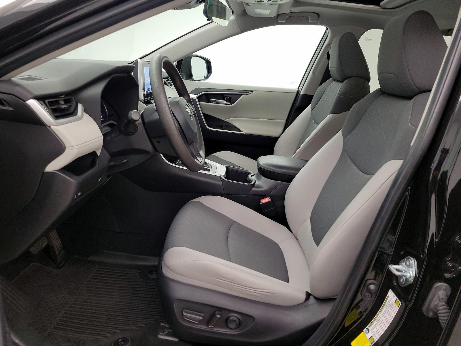 2025 Toyota RAV4 XLE - Photo 12
