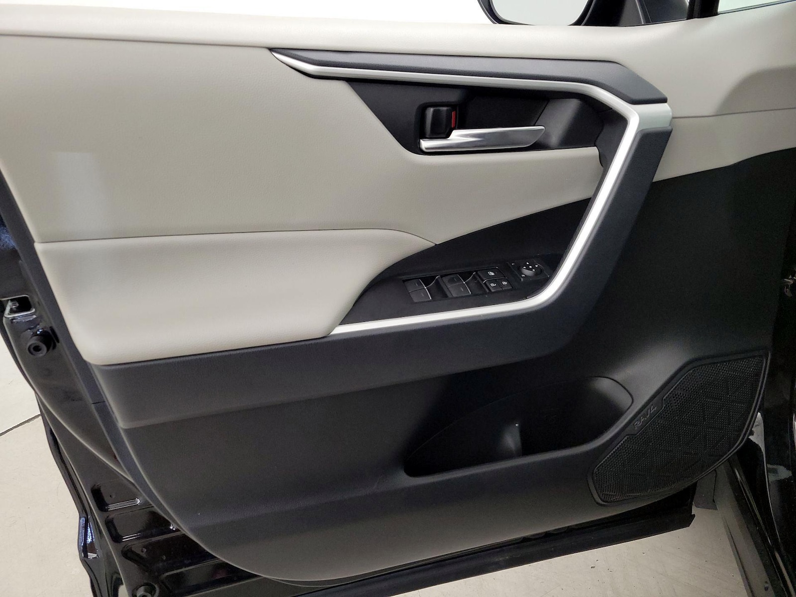2025 Toyota RAV4 XLE - Photo 13