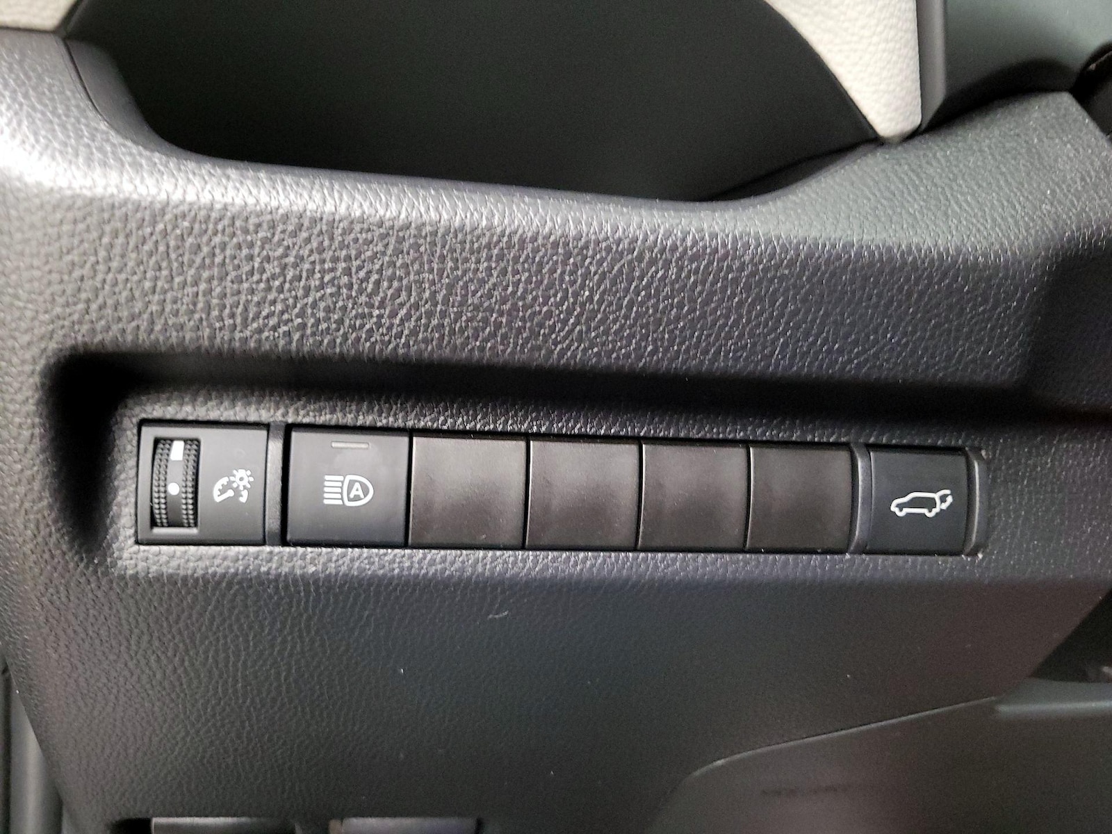2025 Toyota RAV4 XLE - Photo 14