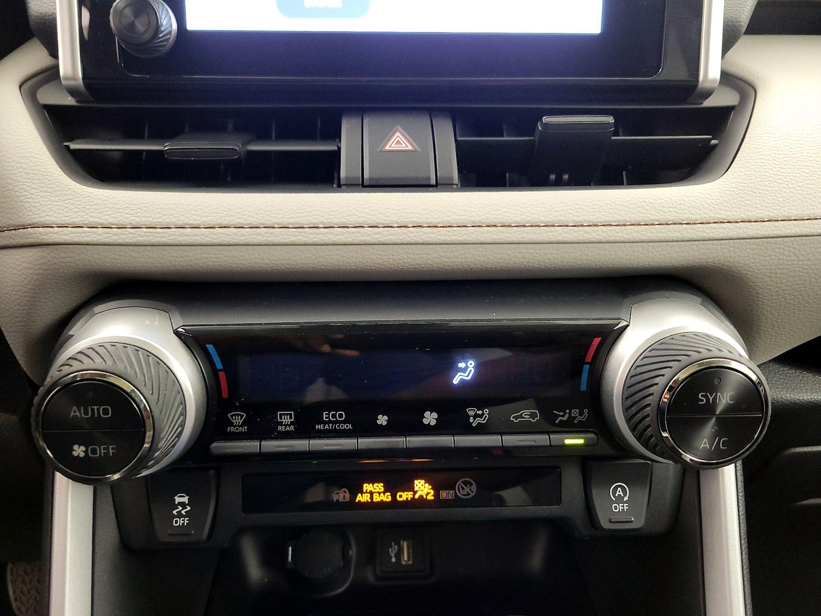 2025 Toyota RAV4 XLE - Photo 17