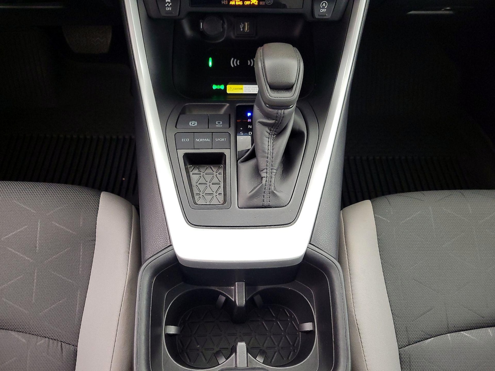 2025 Toyota RAV4 XLE - Photo 18