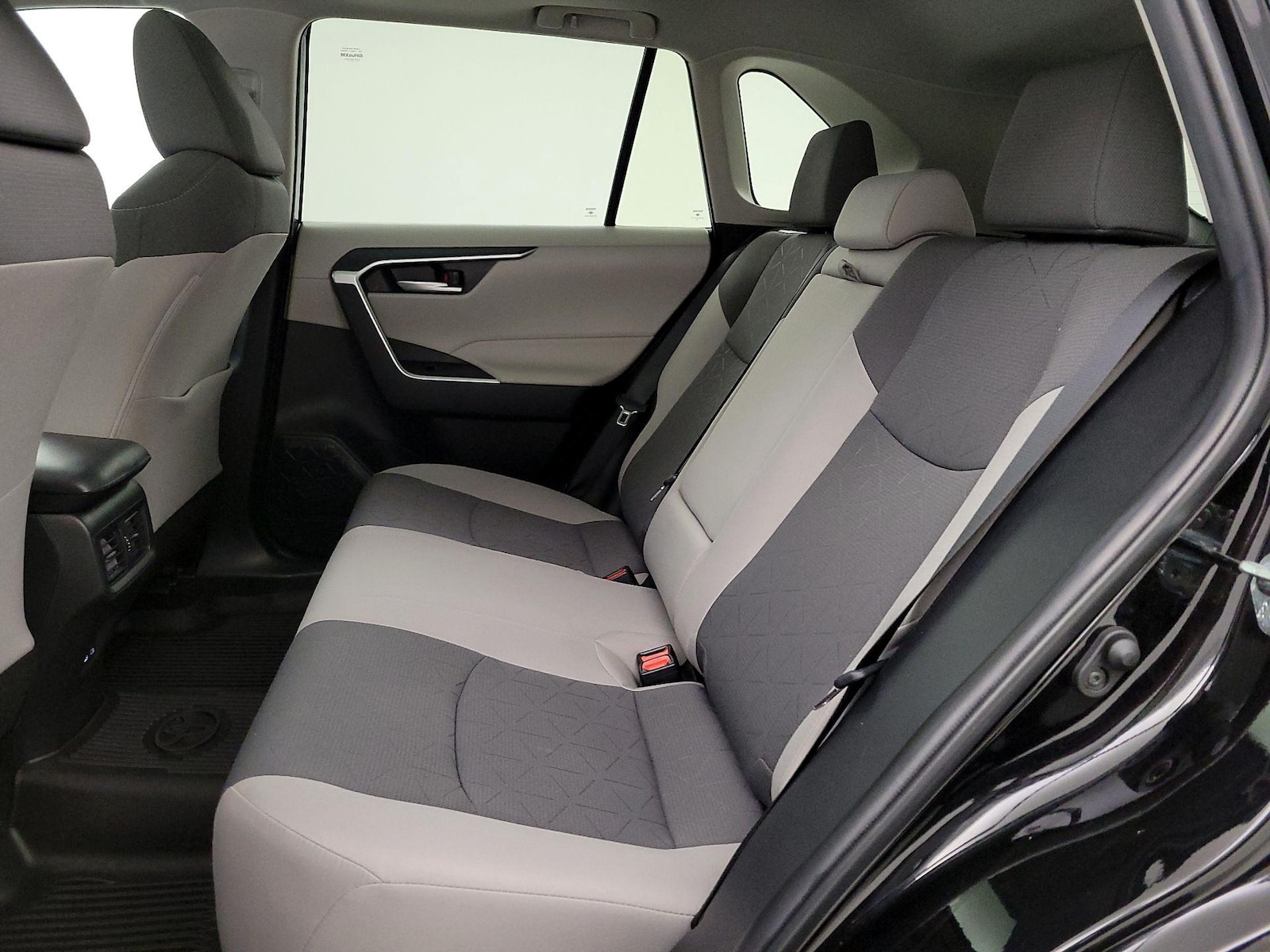 2025 Toyota RAV4 XLE - Photo 21