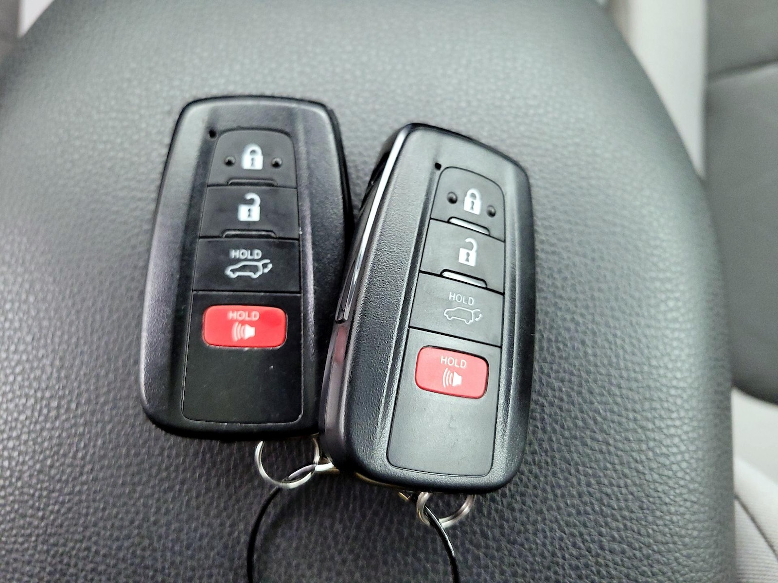 2025 Toyota RAV4 XLE - Photo 24