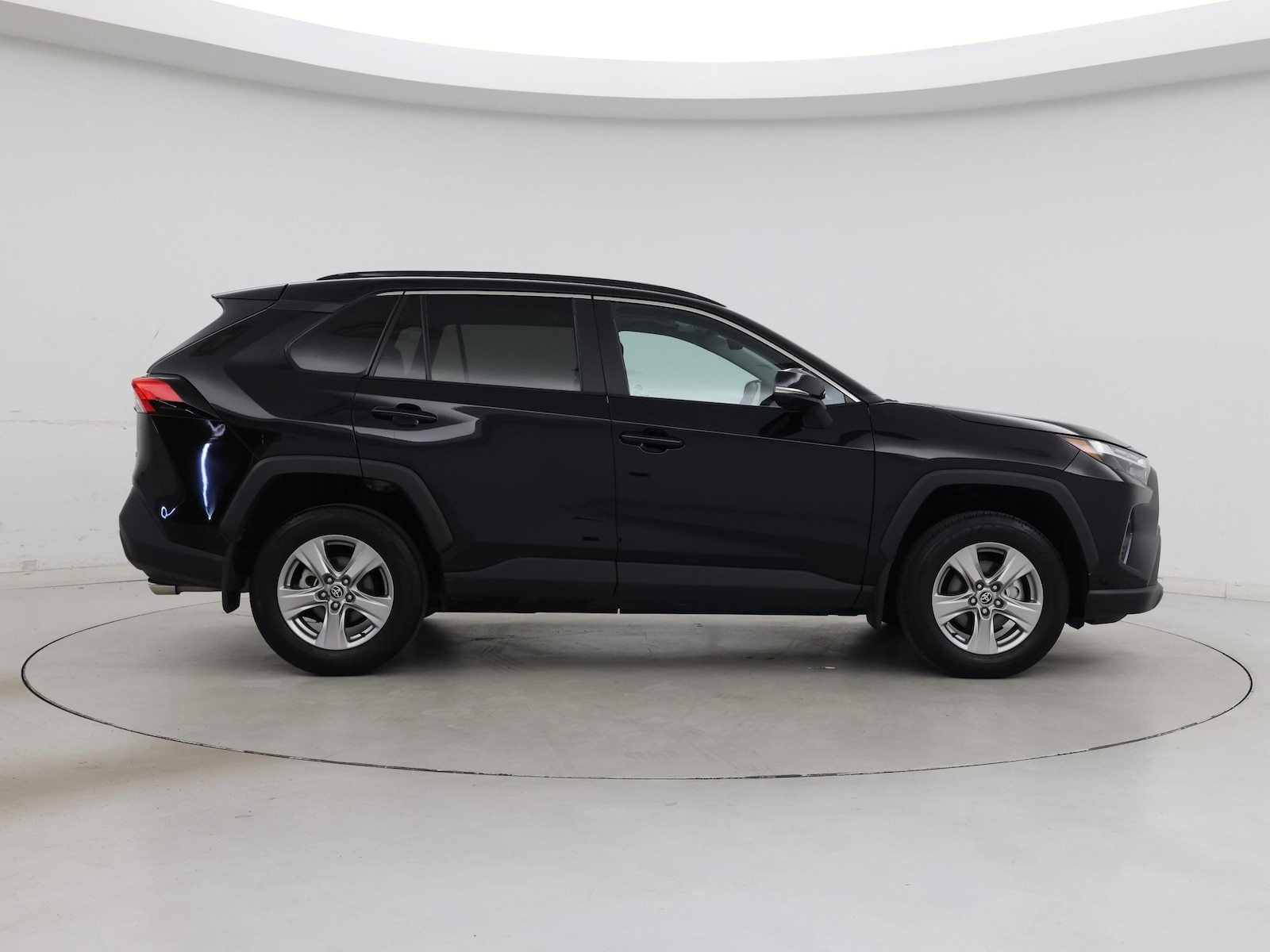 2025 Toyota RAV4 XLE - Photo 8