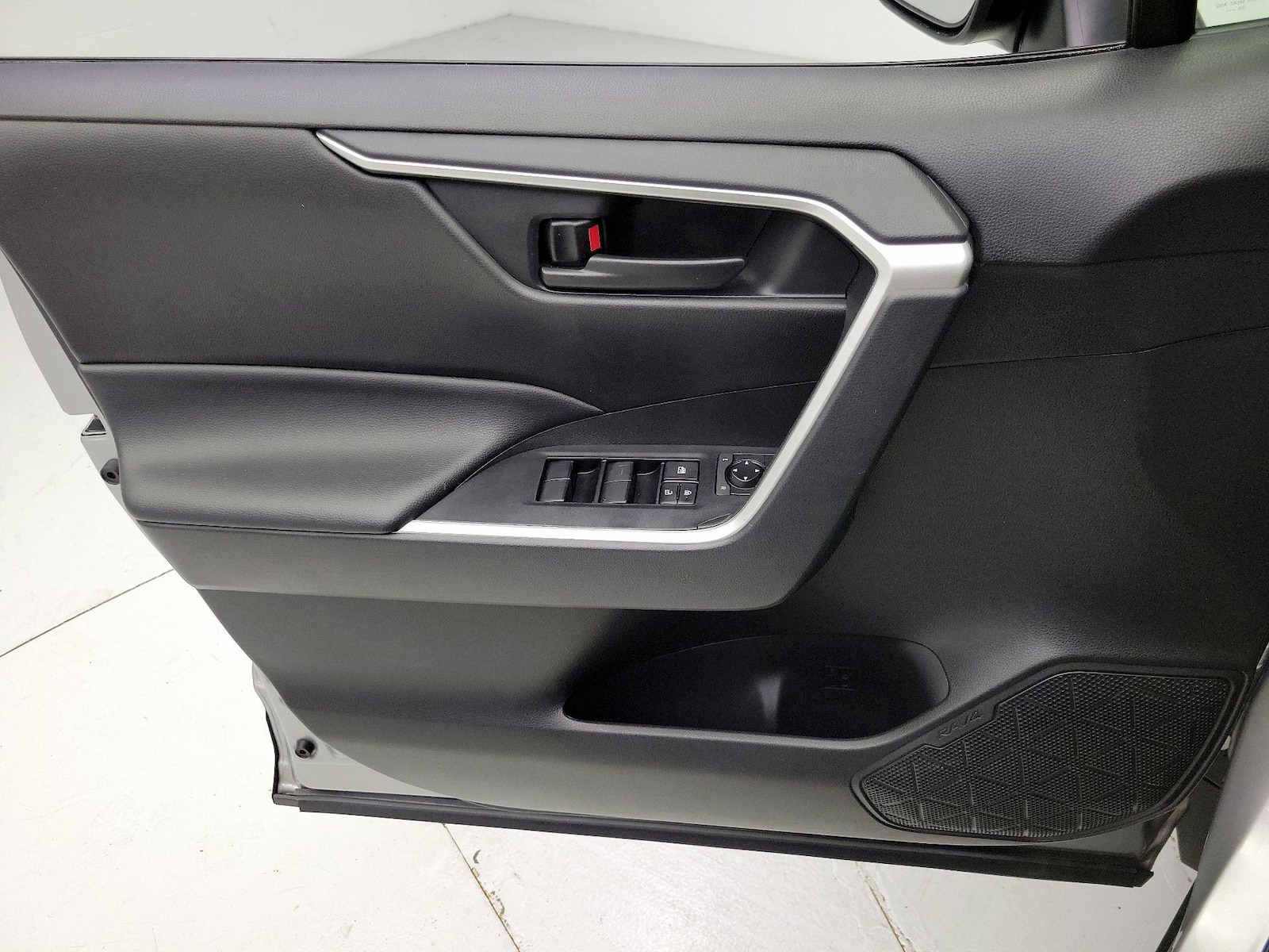 2021 Toyota RAV4 LE - Photo 13
