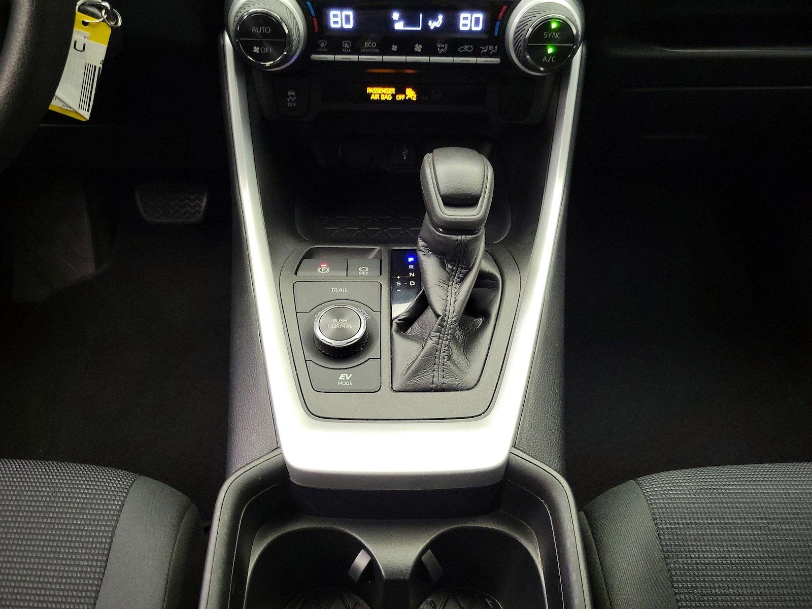 2021 Toyota RAV4 LE - Photo 17