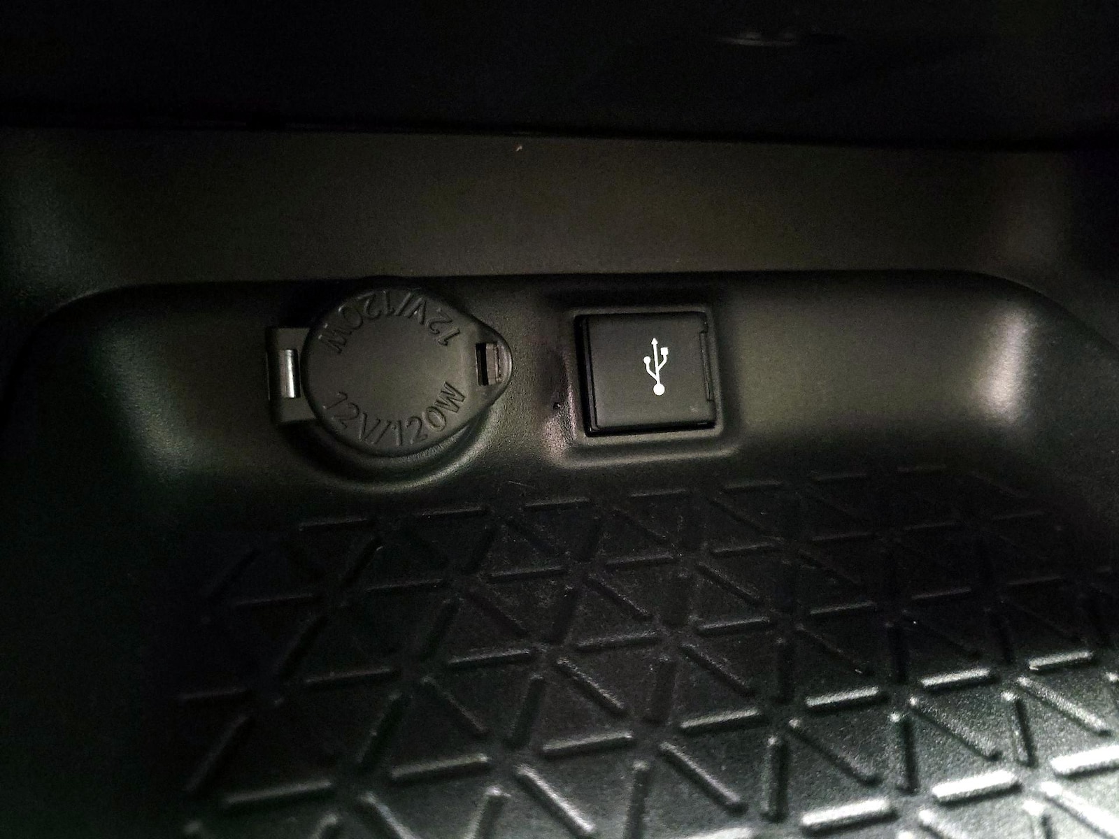 2021 Toyota RAV4 LE - Photo 18