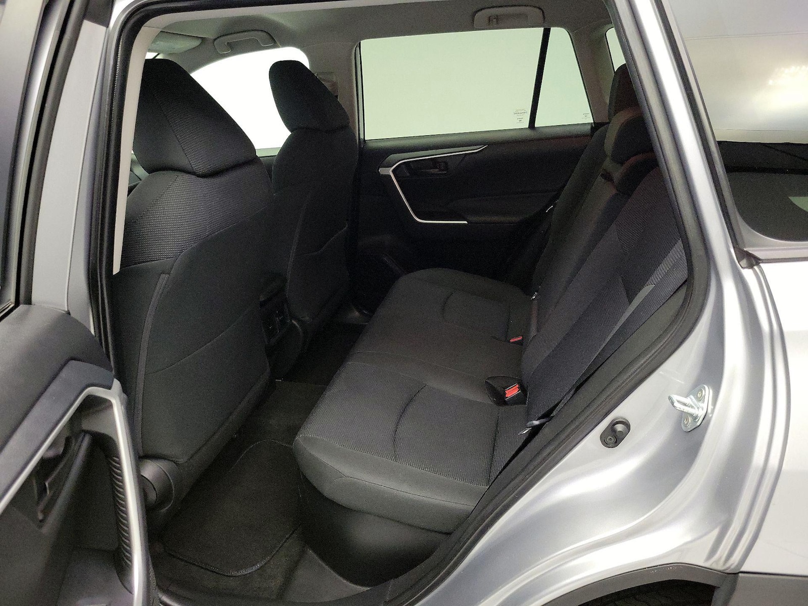 2021 Toyota RAV4 LE - Photo 19