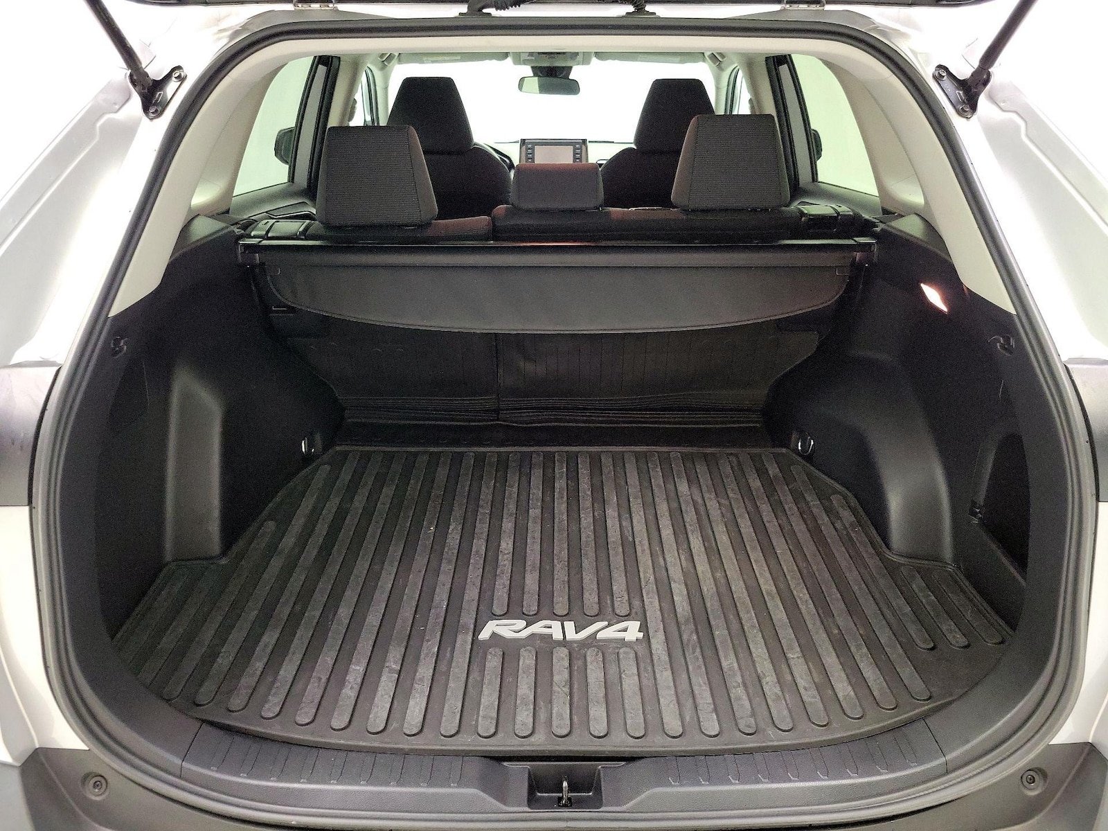 2021 Toyota RAV4 LE - Photo 20