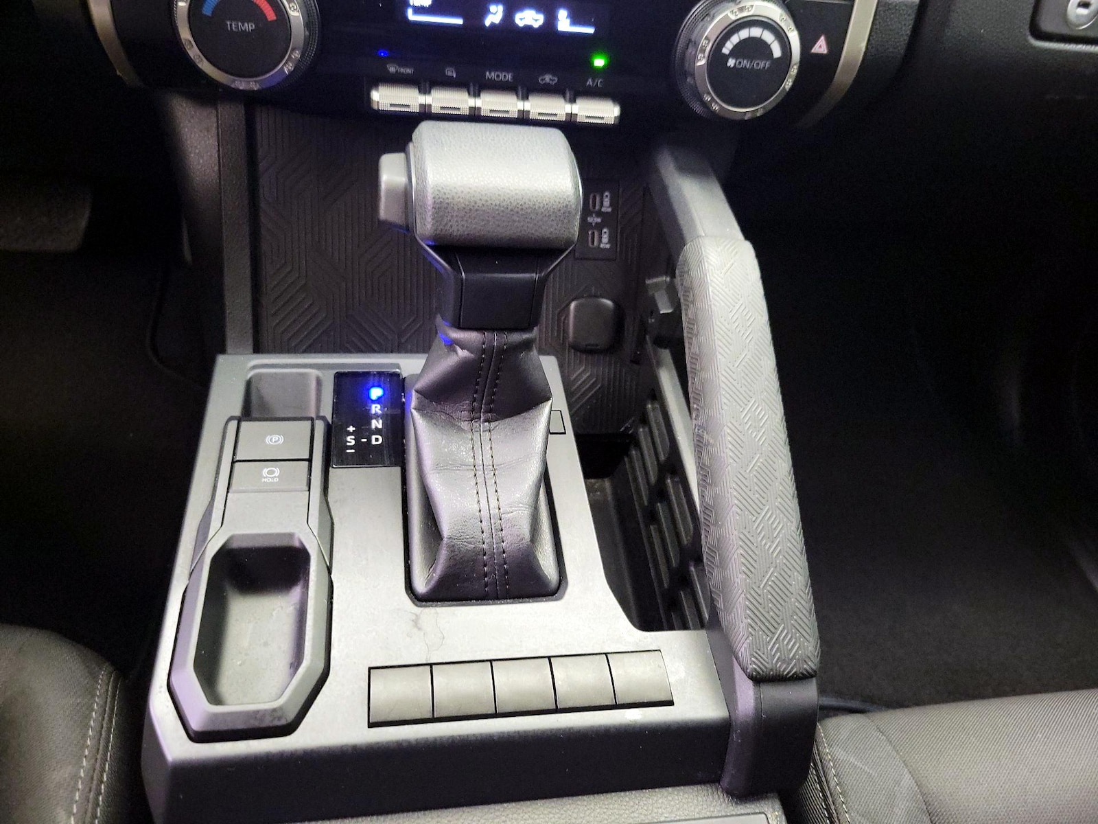 2025 Toyota Tacoma SR - Photo 18