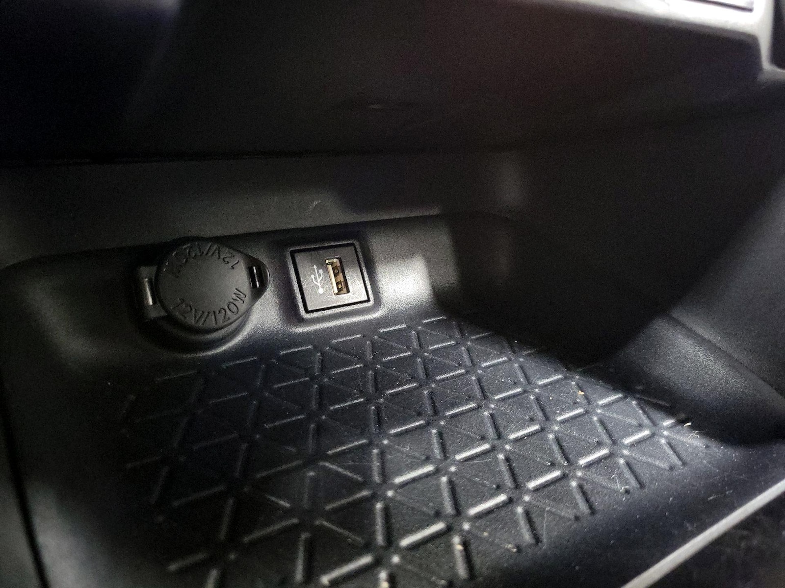 2025 Toyota RAV4 LE - Photo 19