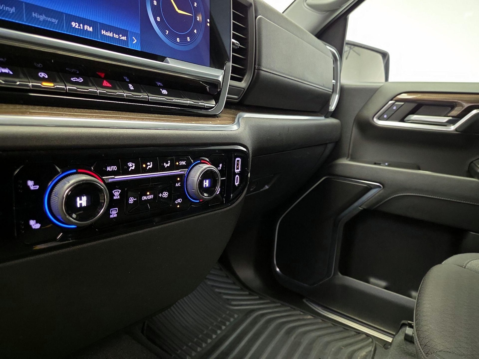 2024 Chevrolet Silverado 1500 LT - Photo 17
