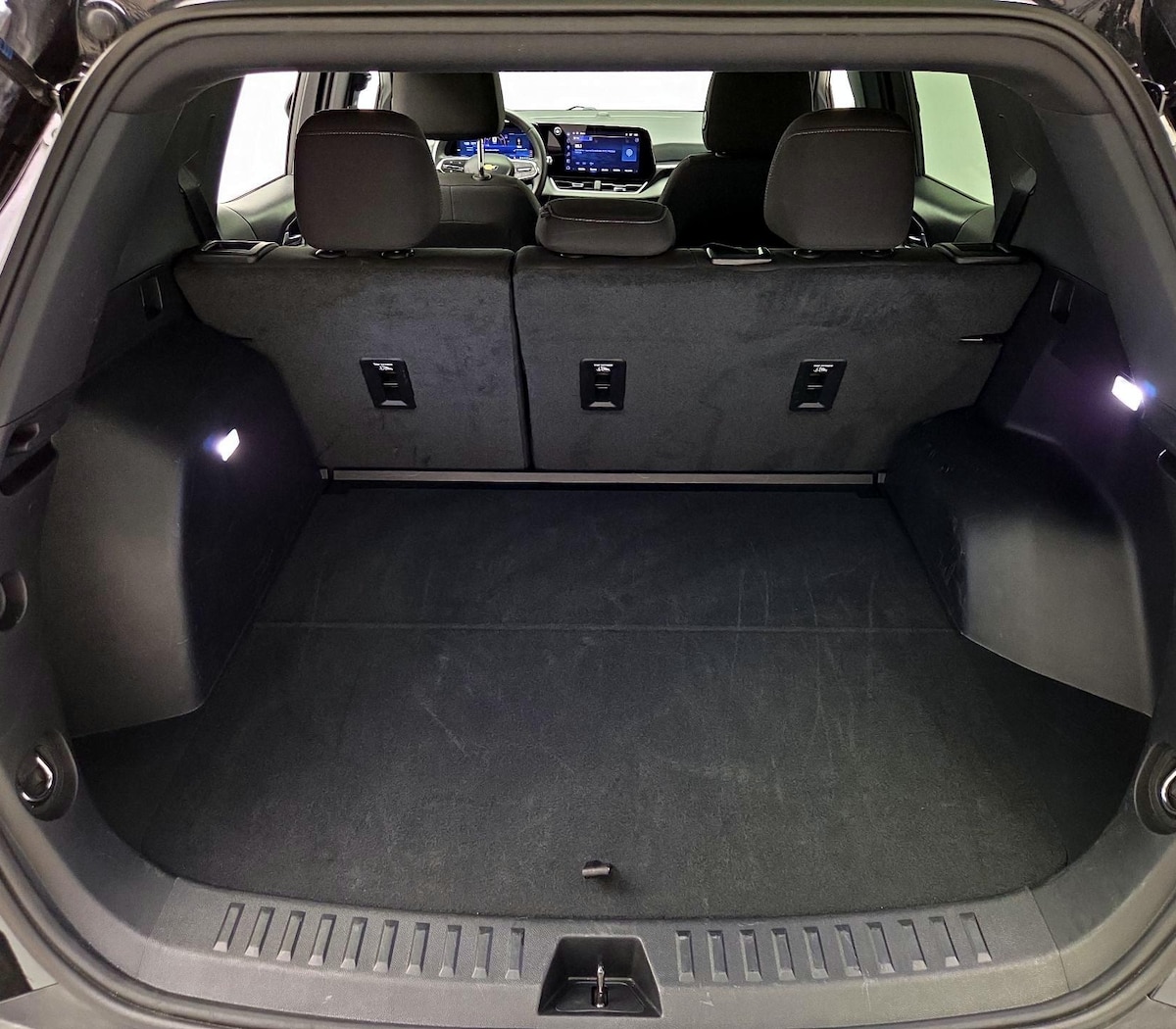Trunk/Cargo (Seats Up)