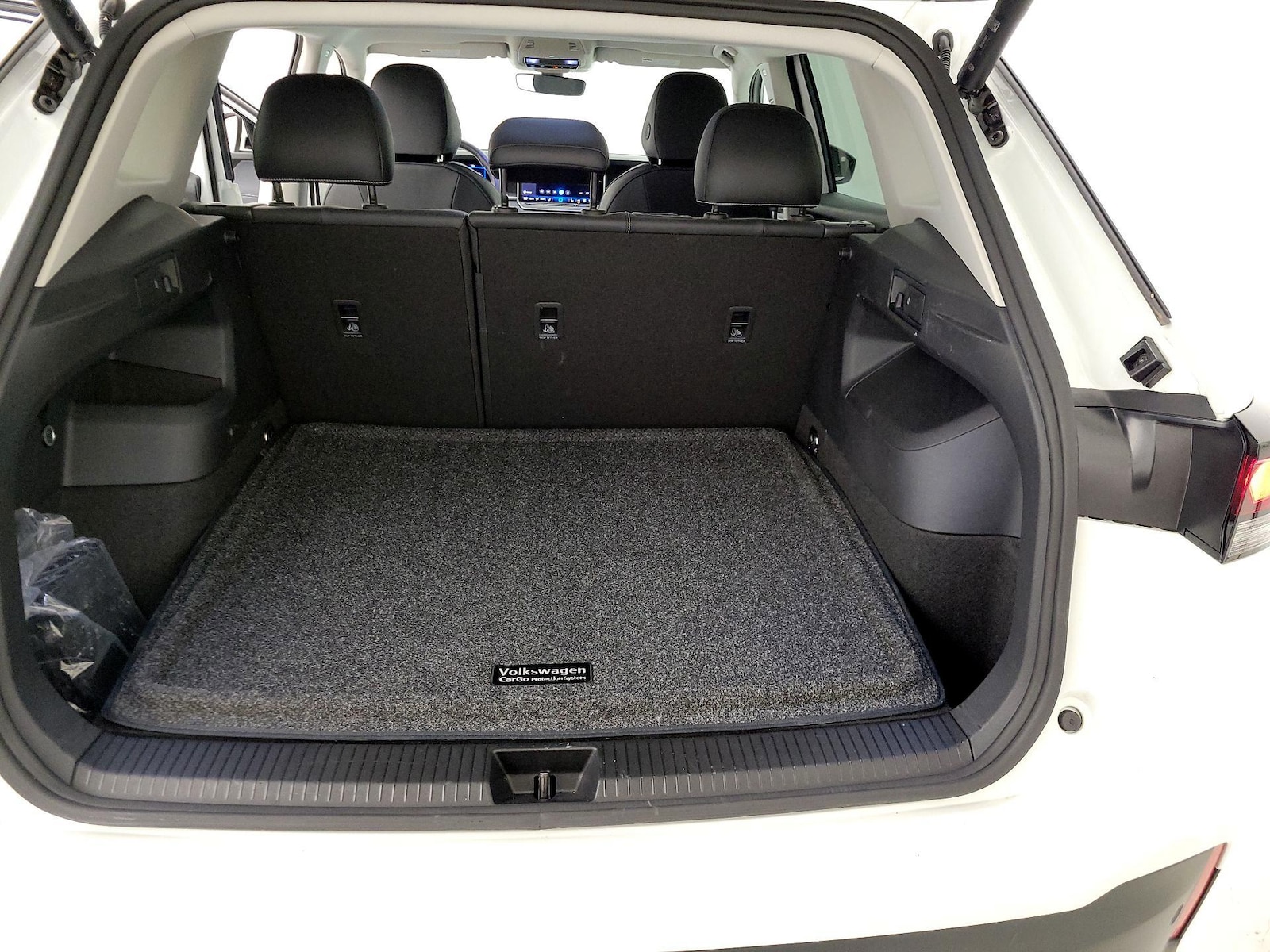 2025 Volkswagen Tiguan SE - Photo 21