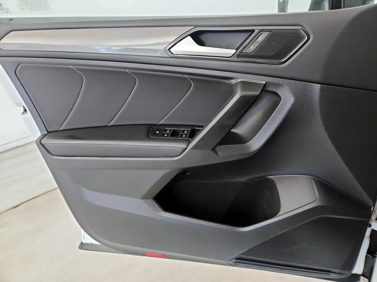 2023 Volkswagen Tiguan SE - Photo 13