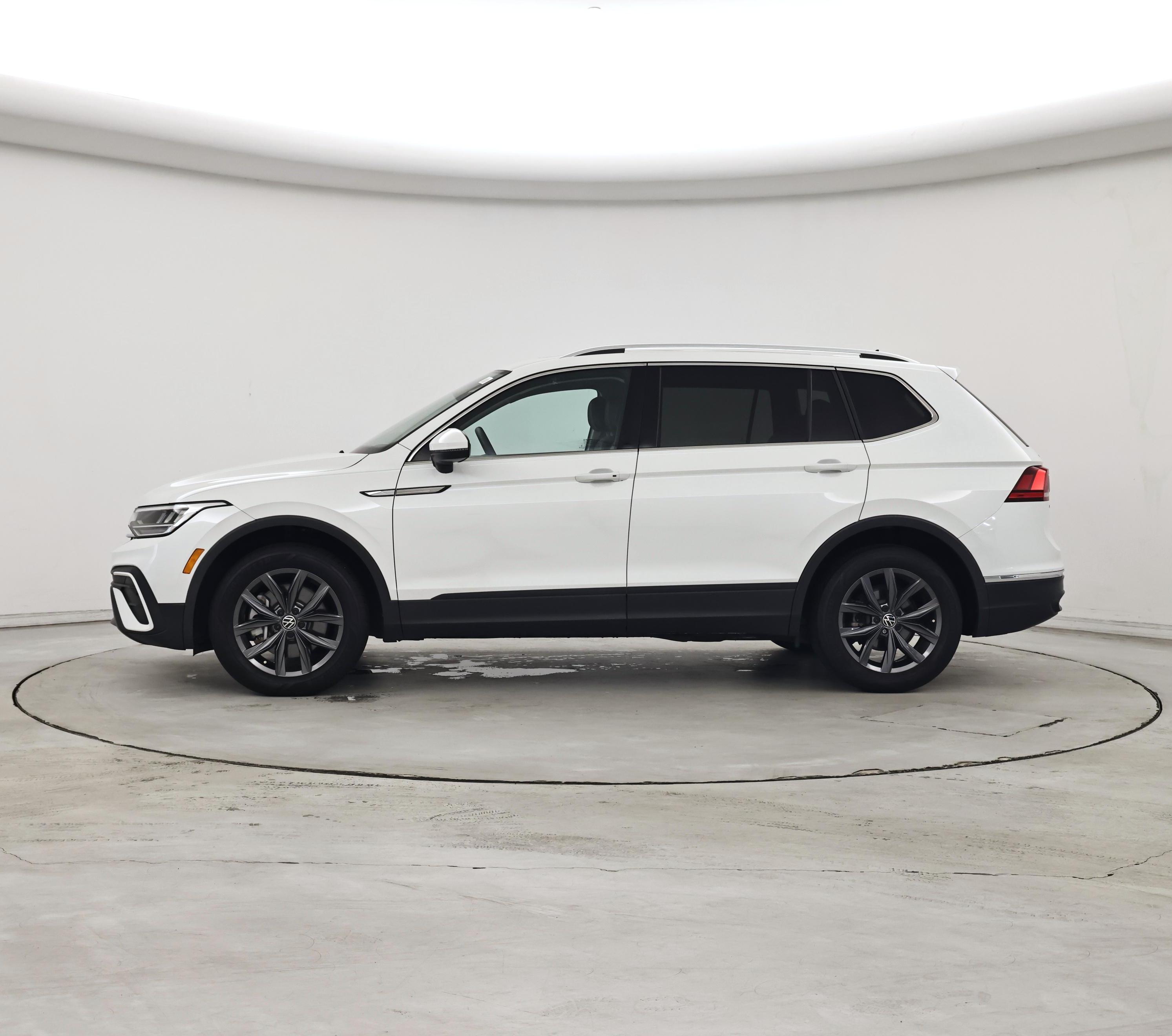 Thumbnail: 2023 Volkswagen Tiguan - 3