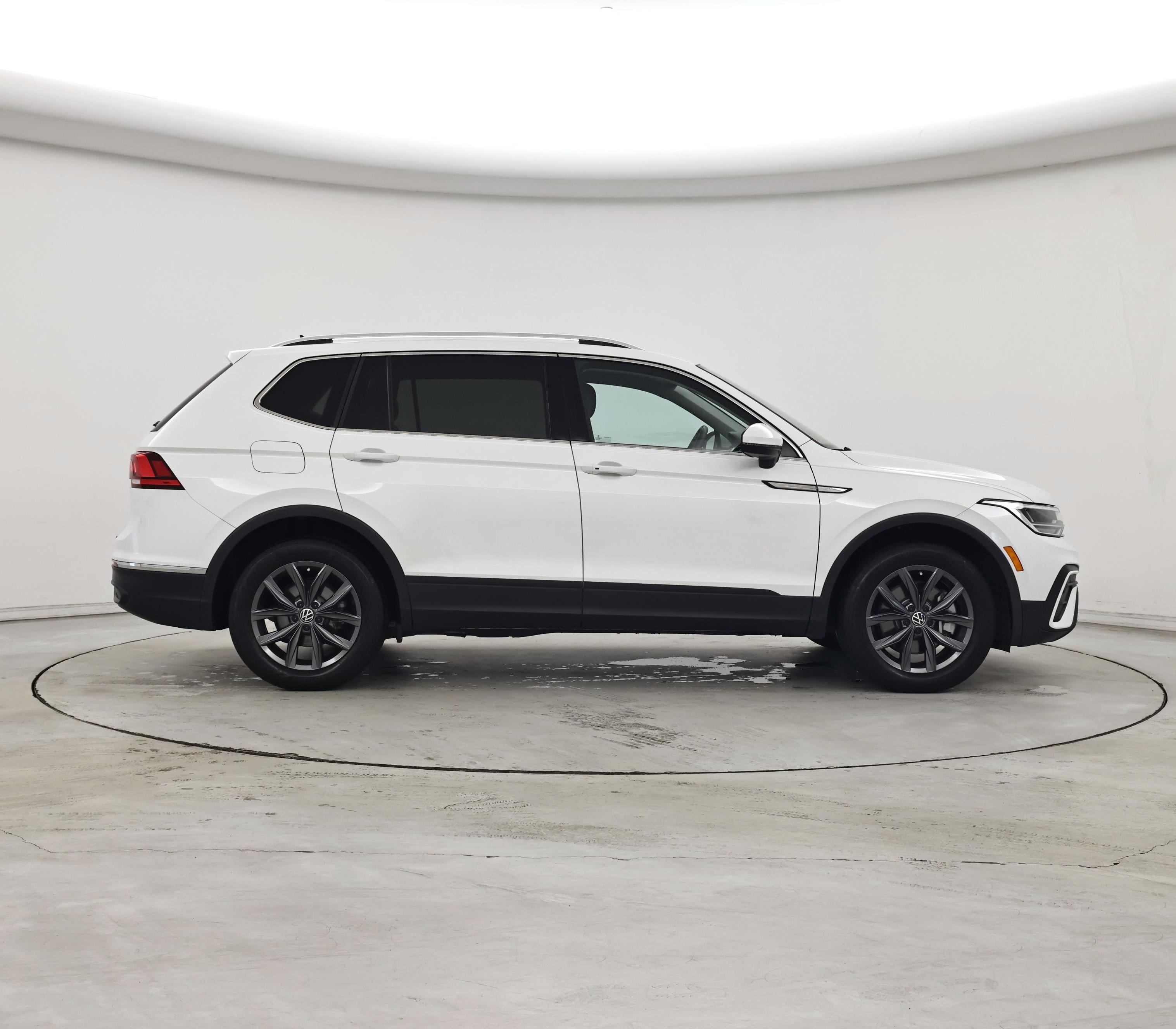 Thumbnail: 2023 Volkswagen Tiguan - 7