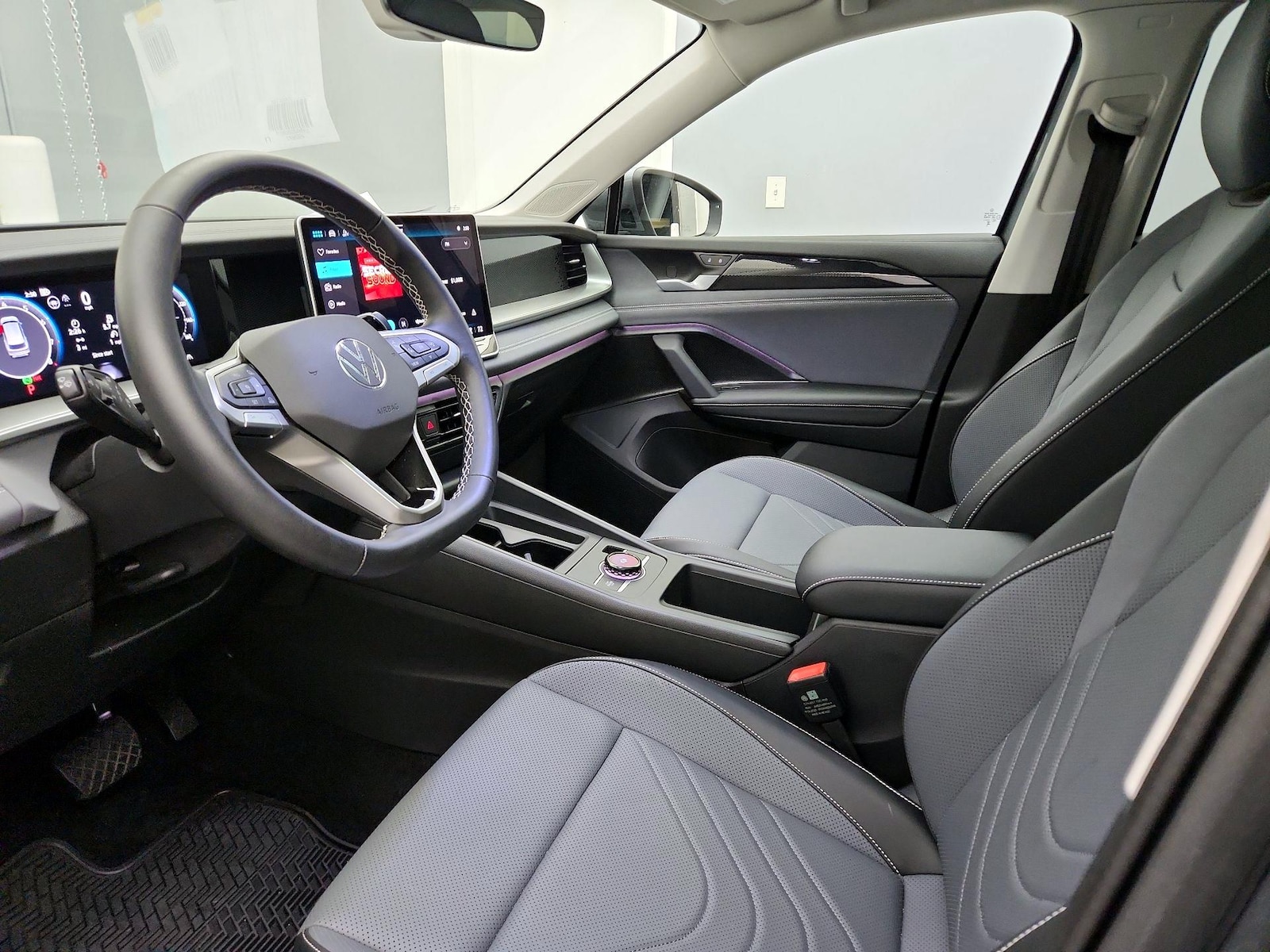 2025 Volkswagen Tiguan SE - Photo 12