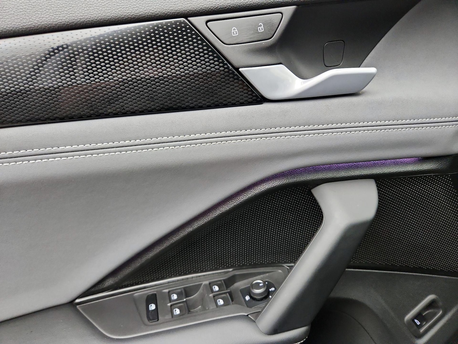 2025 Volkswagen Tiguan SE - Photo 13