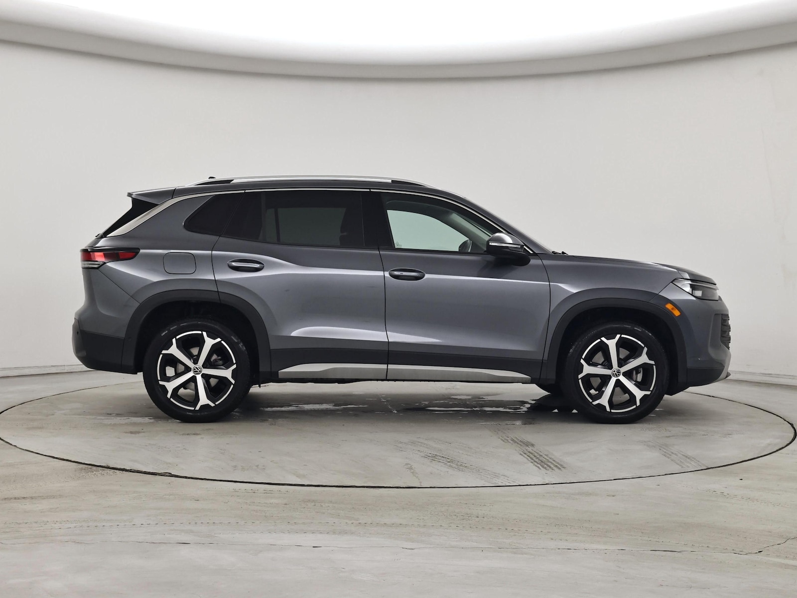 2025 Volkswagen Tiguan SE - Photo 8