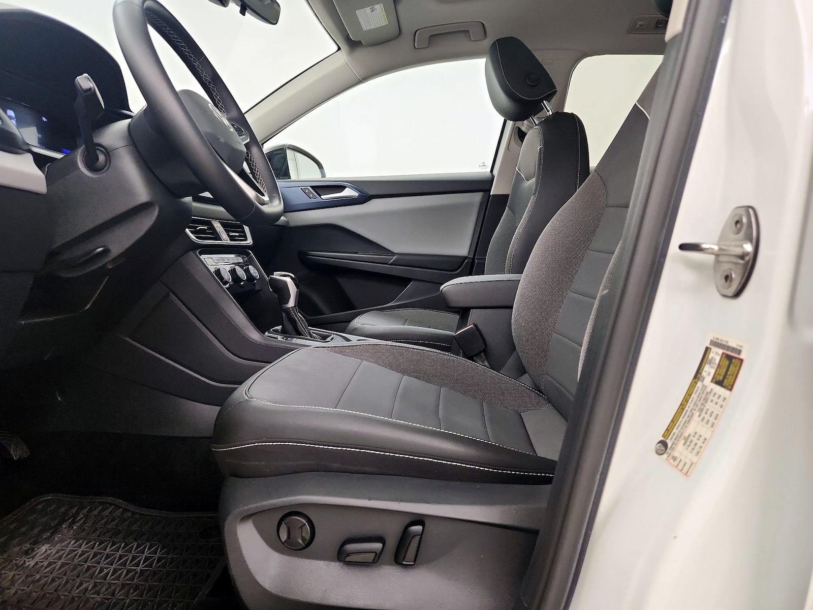 2023 Volkswagen Taos SE - Photo 12