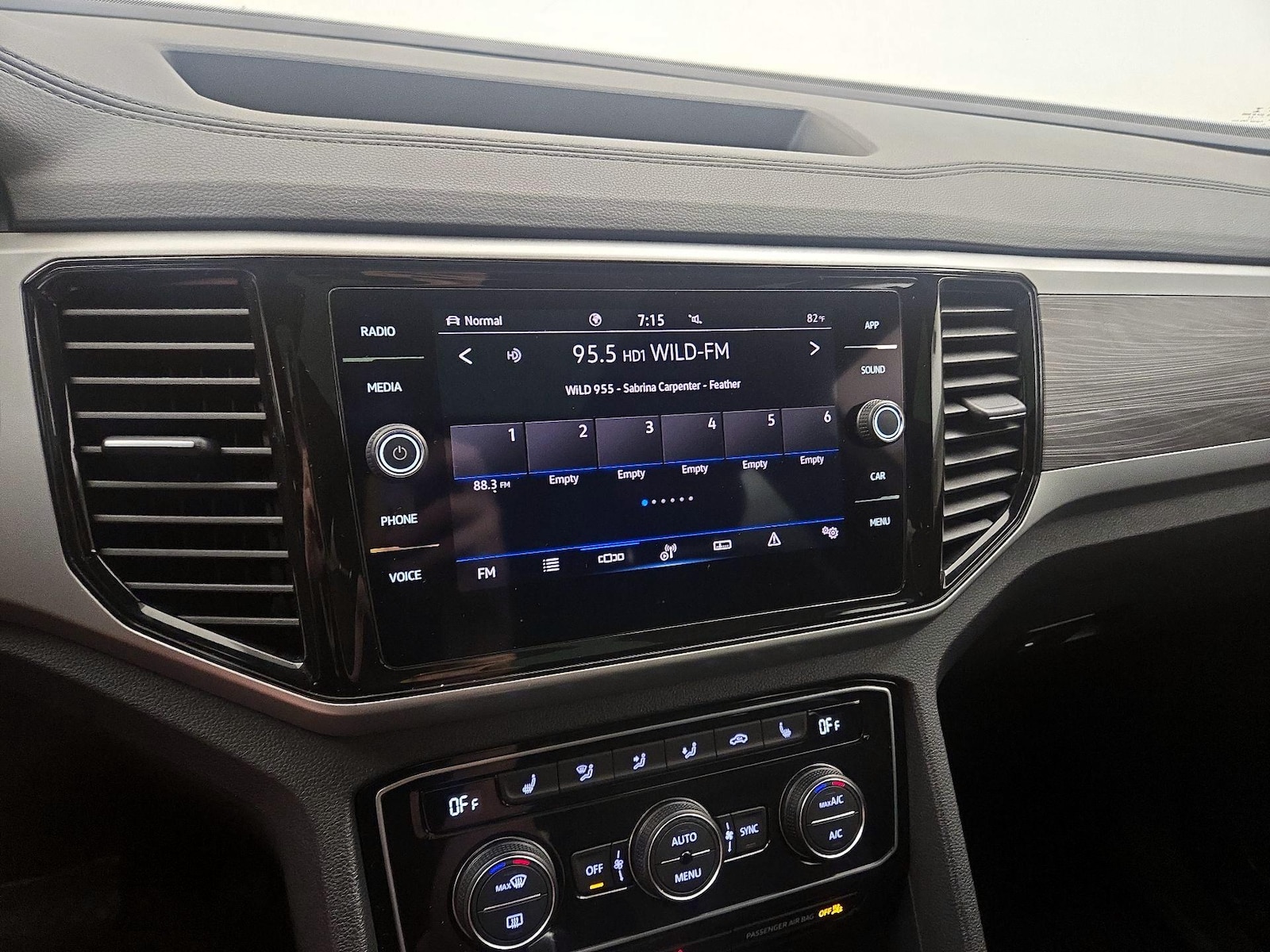 2022 Volkswagen Atlas Cross Sport SE w/Tech - Photo 16