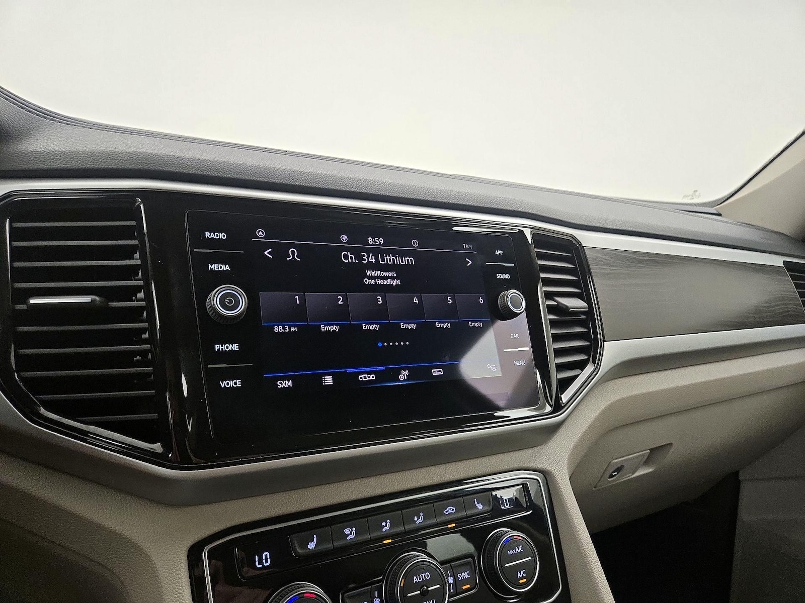 2023 Volkswagen Atlas SE w/Tech - Photo 16