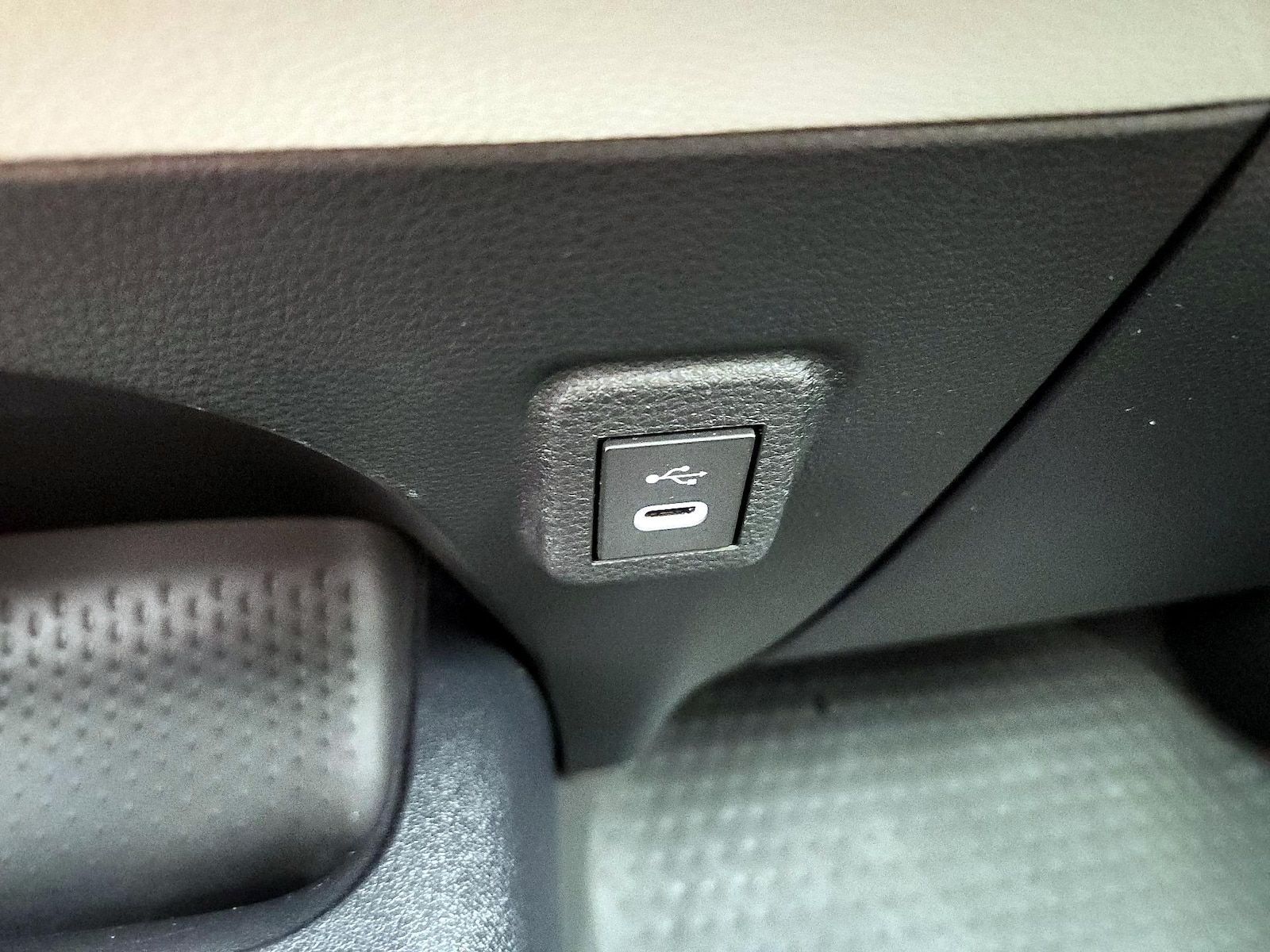 2026 Toyota Corolla LE - Photo 19