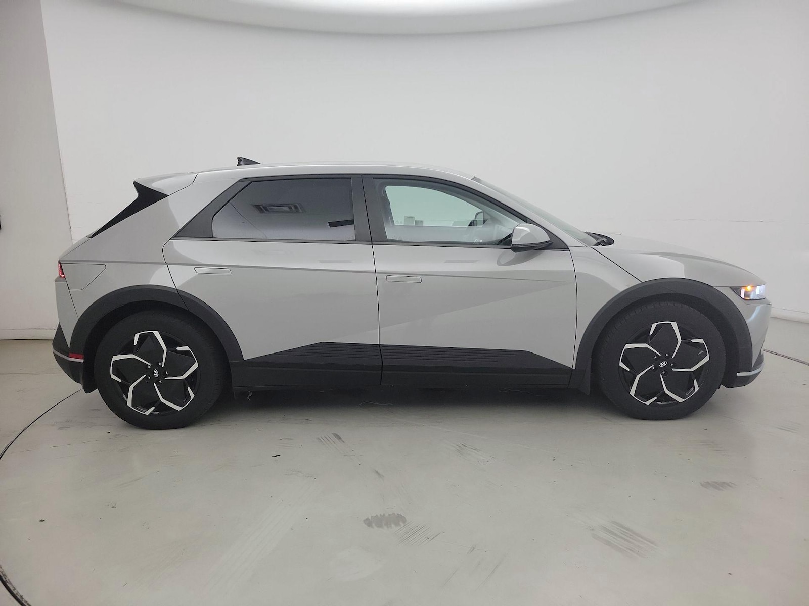 2024 Hyundai IONIQ 5 SE - Photo 4
