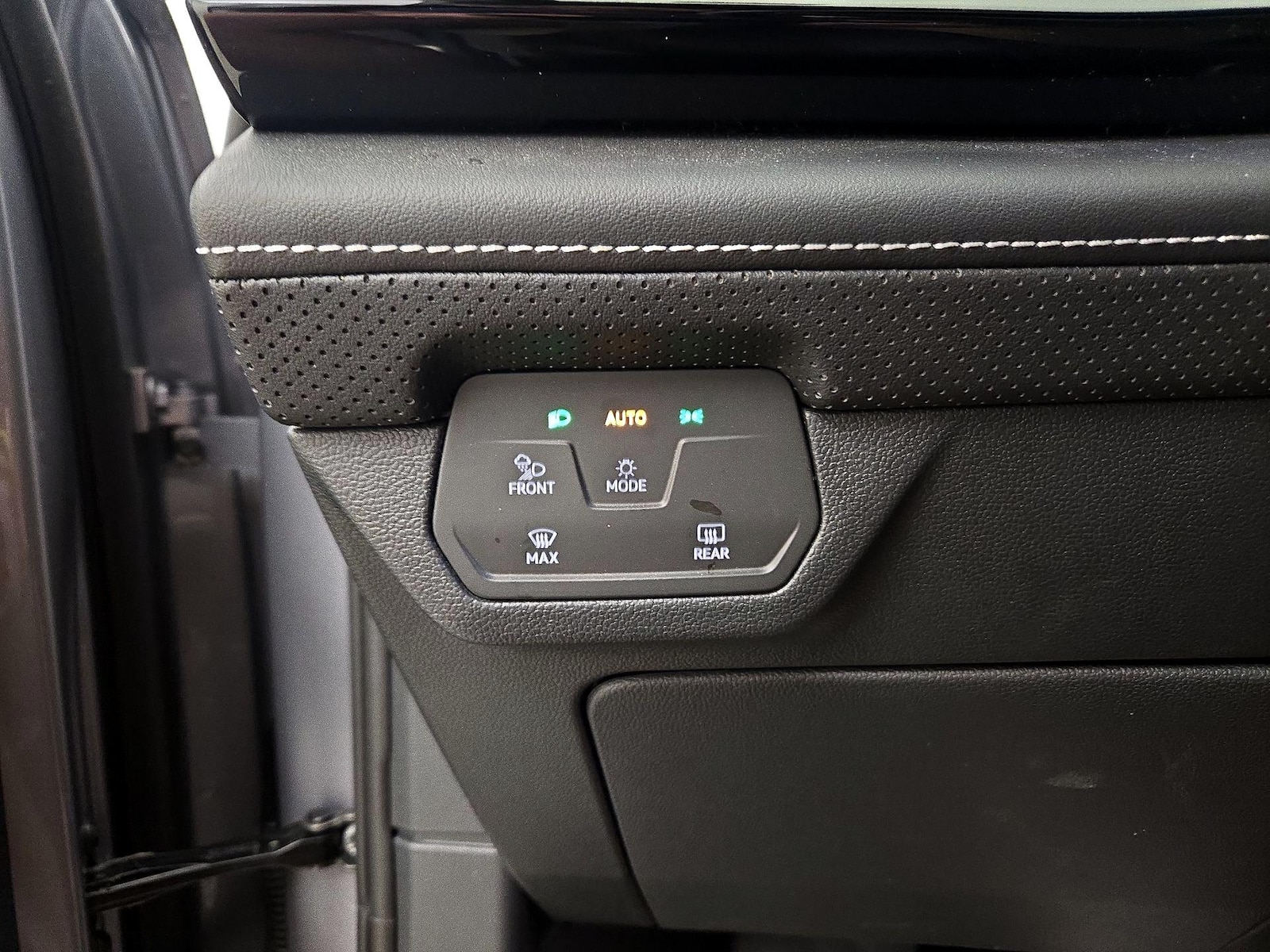 2024 Volkswagen Atlas Cross Sport SE w/Tech - Photo 14