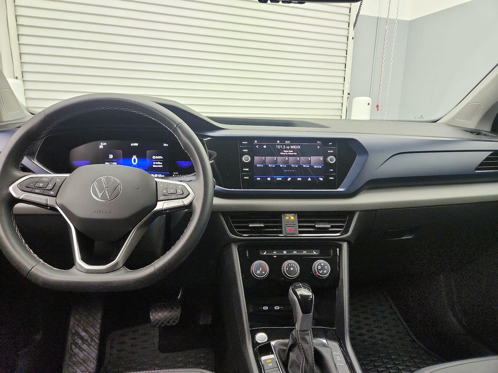 2023 Volkswagen Taos SE - Photo 10