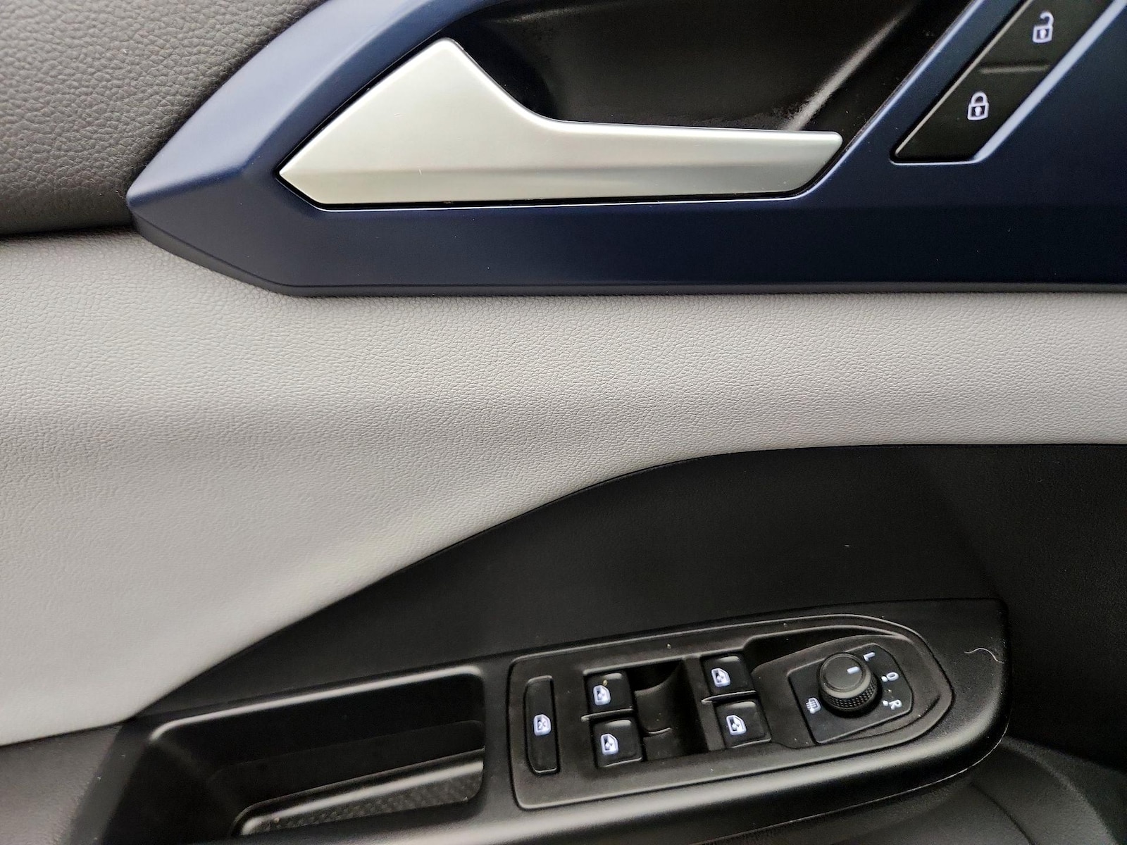 2023 Volkswagen Taos SE - Photo 13