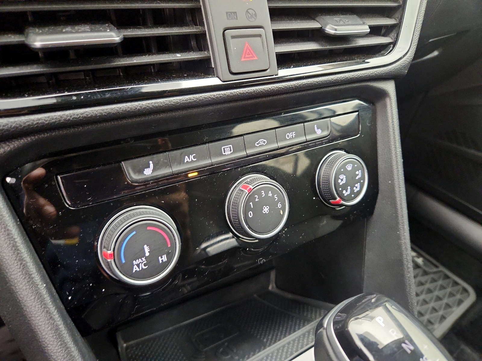 2023 Volkswagen Taos SE - Photo 17
