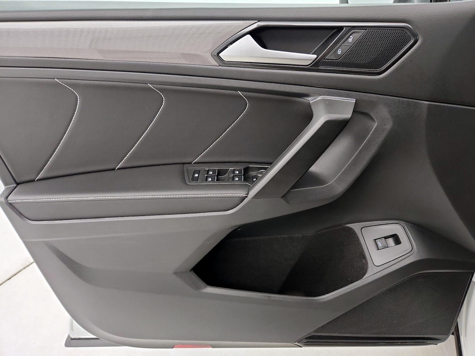 2023 Volkswagen Tiguan SE - Photo 11