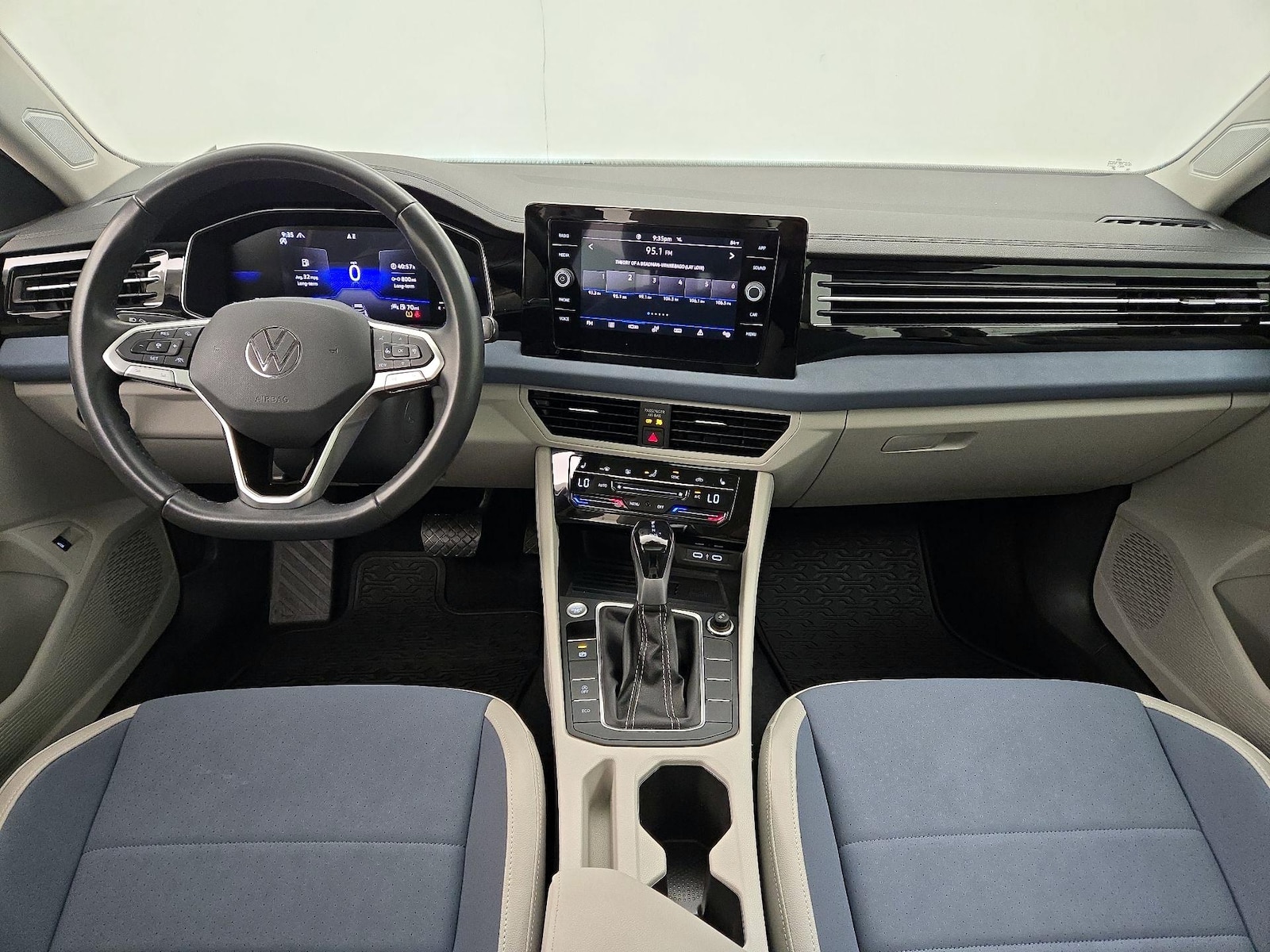 2026 Volkswagen Jetta SE - Photo 10