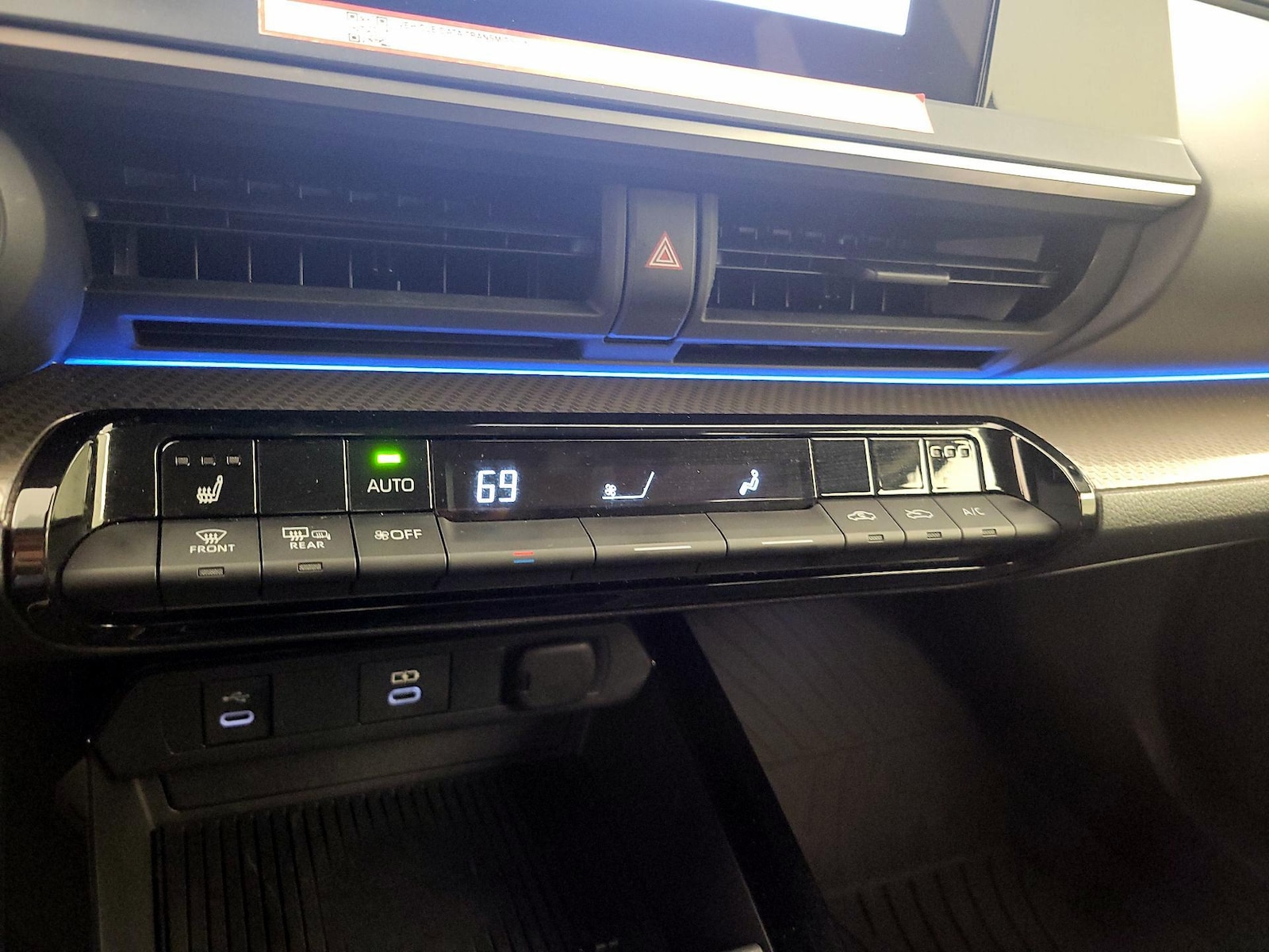 2026 Toyota Prius XLE - Photo 17