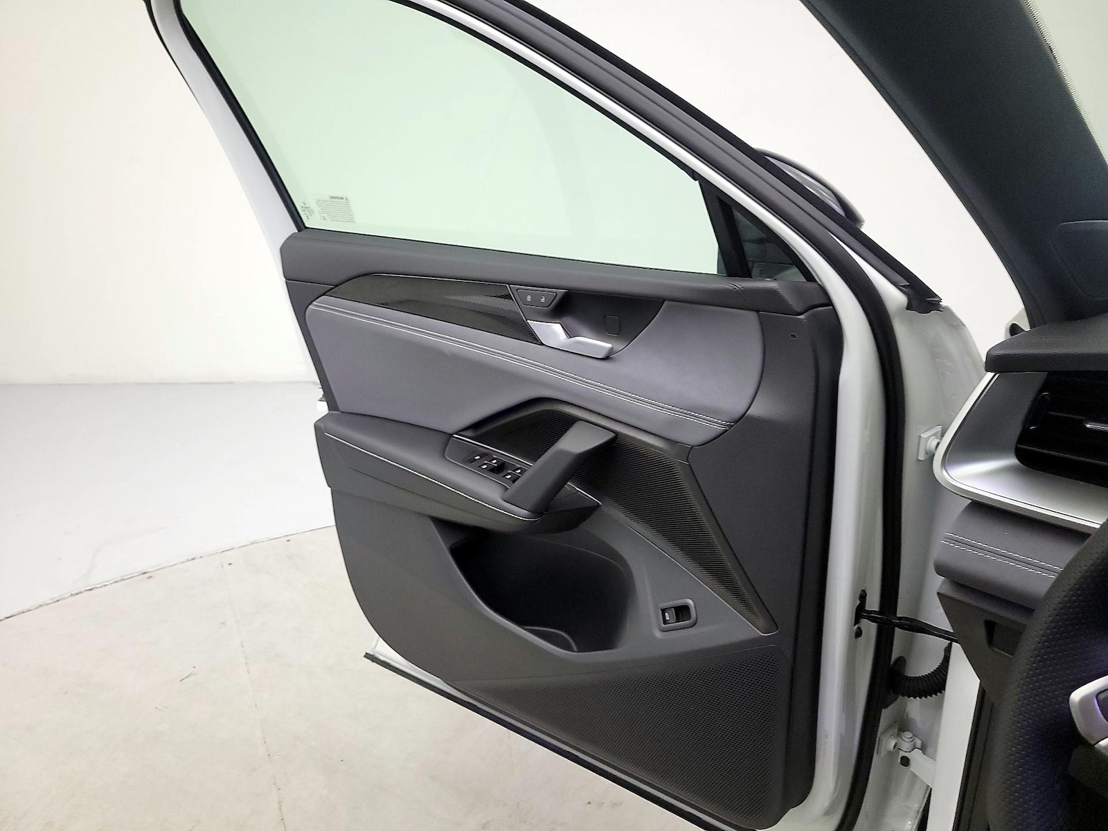 2025 Volkswagen Tiguan SE R-LINE BLACK - Photo 13