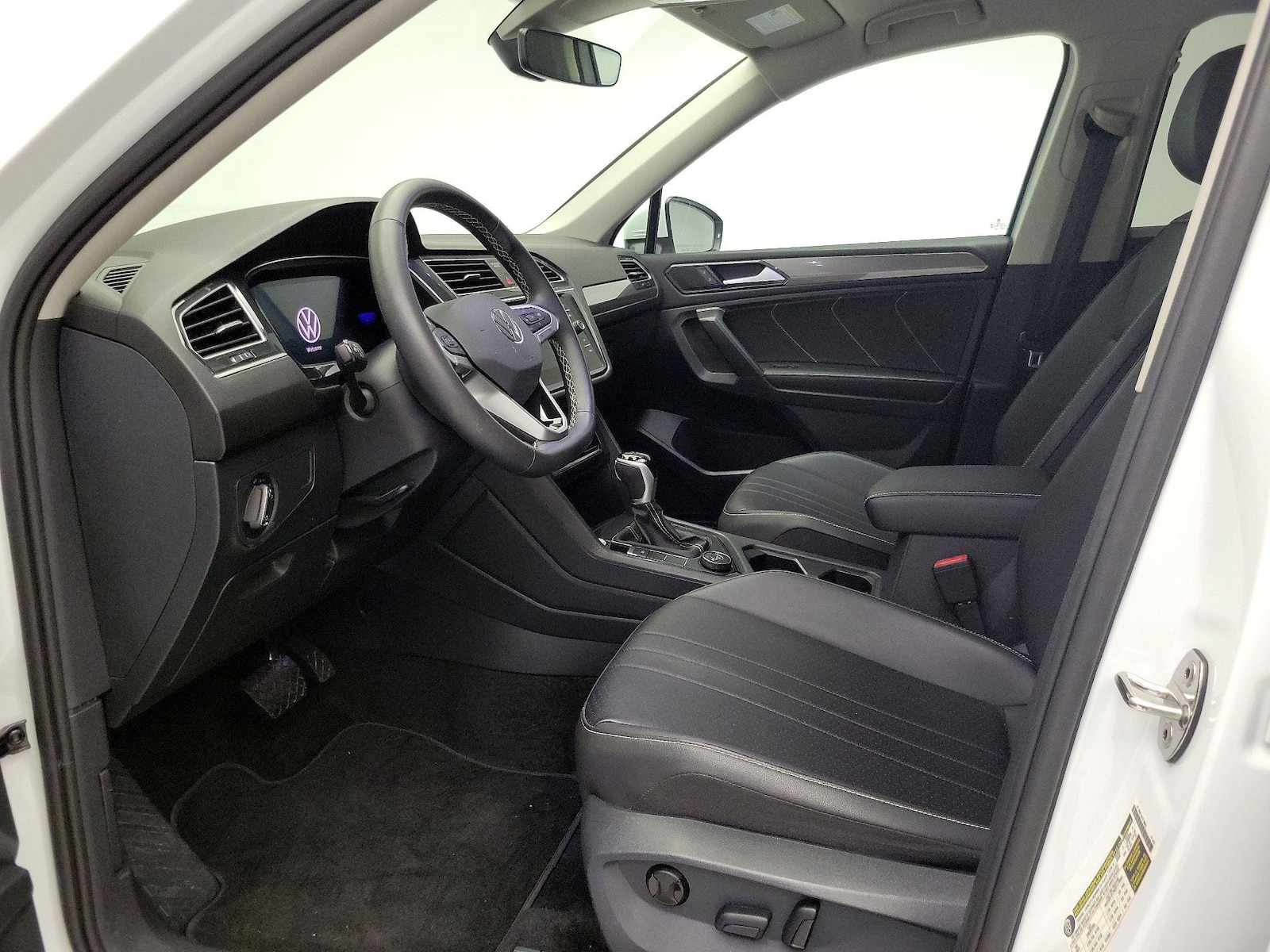 2024 Volkswagen Tiguan SE - Photo 12