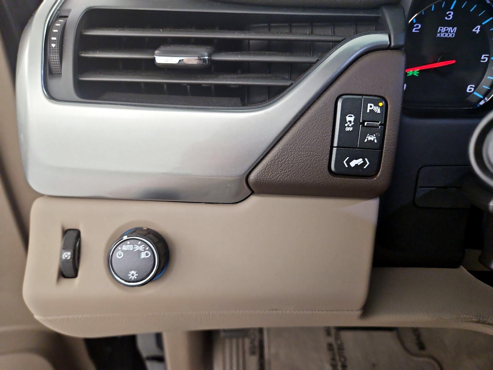 2019 Chevrolet Tahoe LT - Photo 14