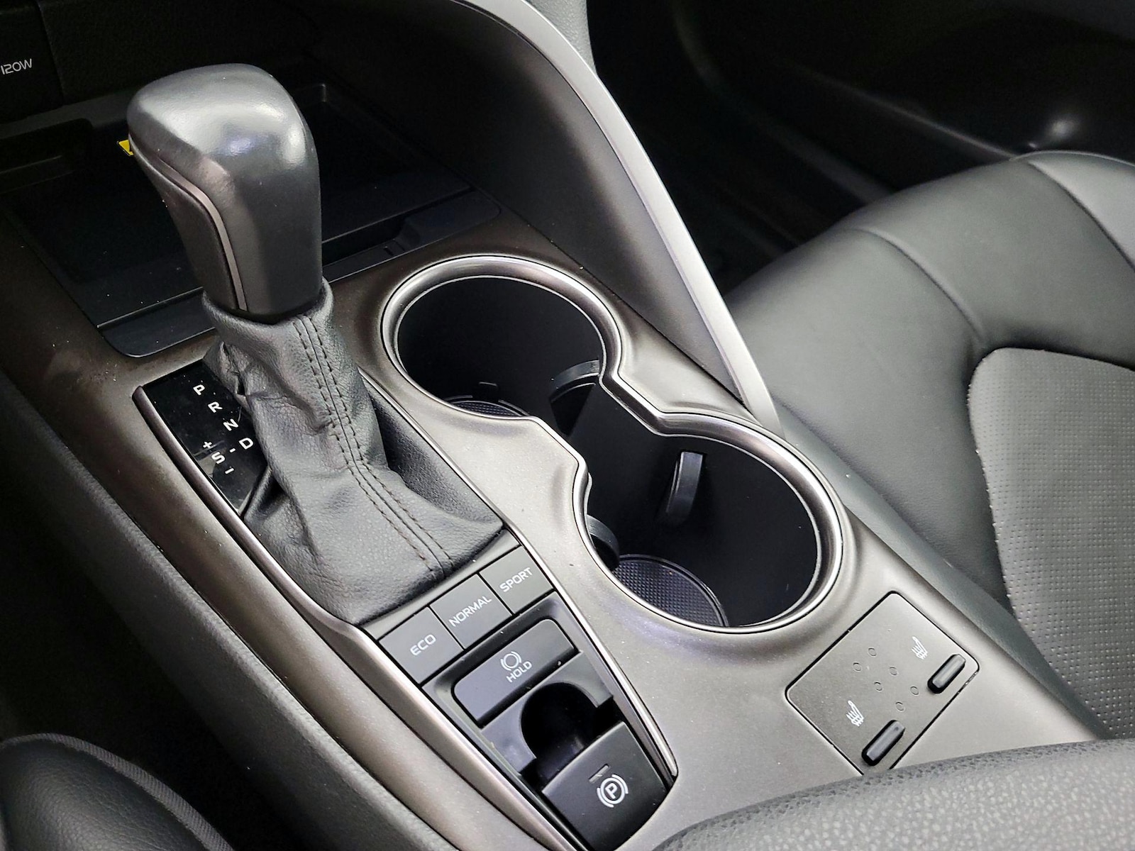 2022 Toyota Camry XSE - Photo 18
