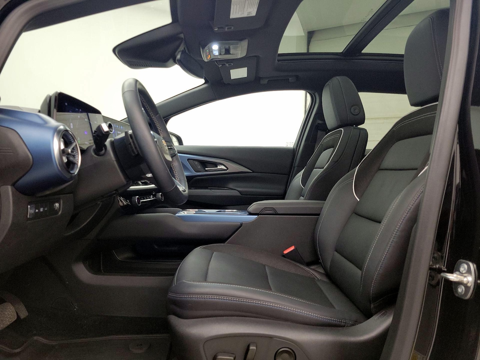 2024 Chevrolet Equinox EV LT - Photo 12