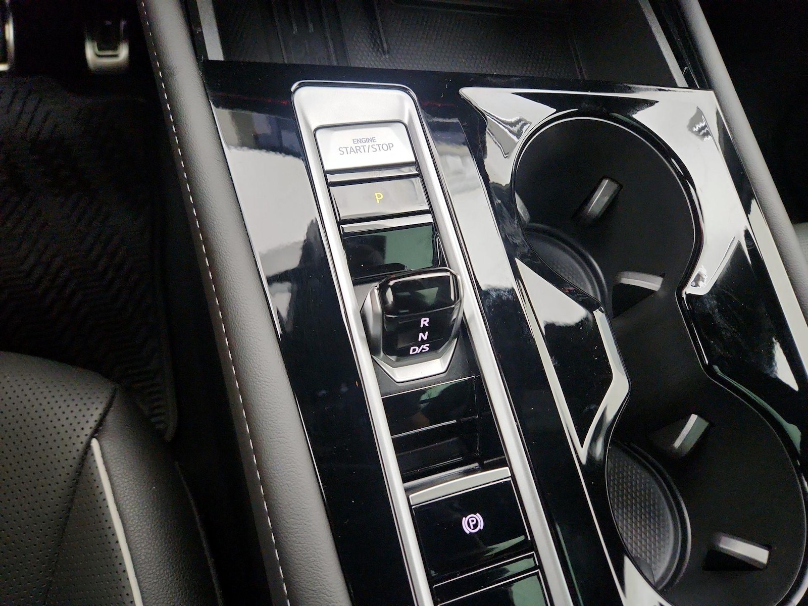 2025 Volkswagen Atlas Cross Sport SEL Premium R-LINE - Photo 18